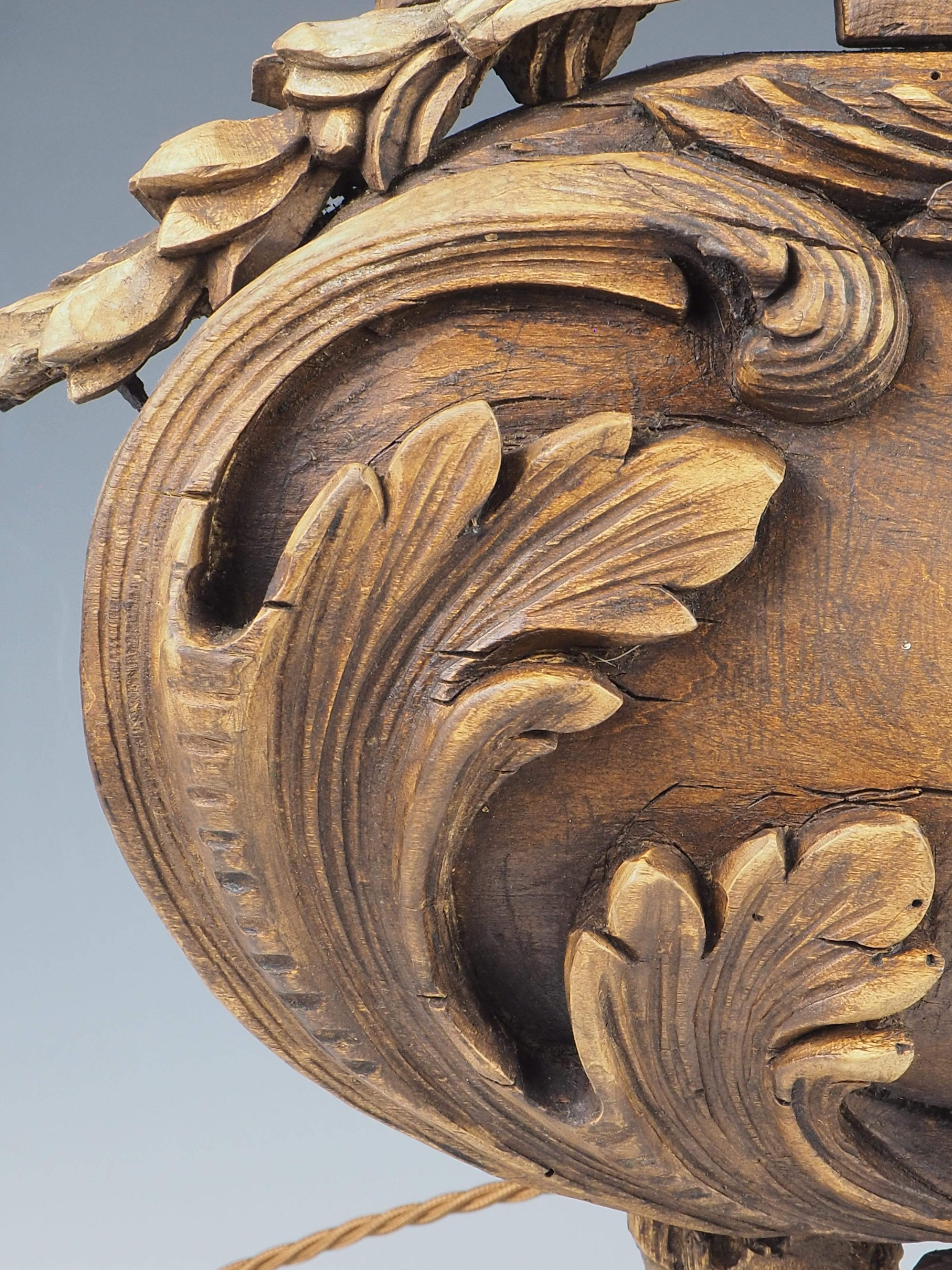 Lampe de table reliquaire ancienne en bois sculpté du 16ème siècle en vente 4