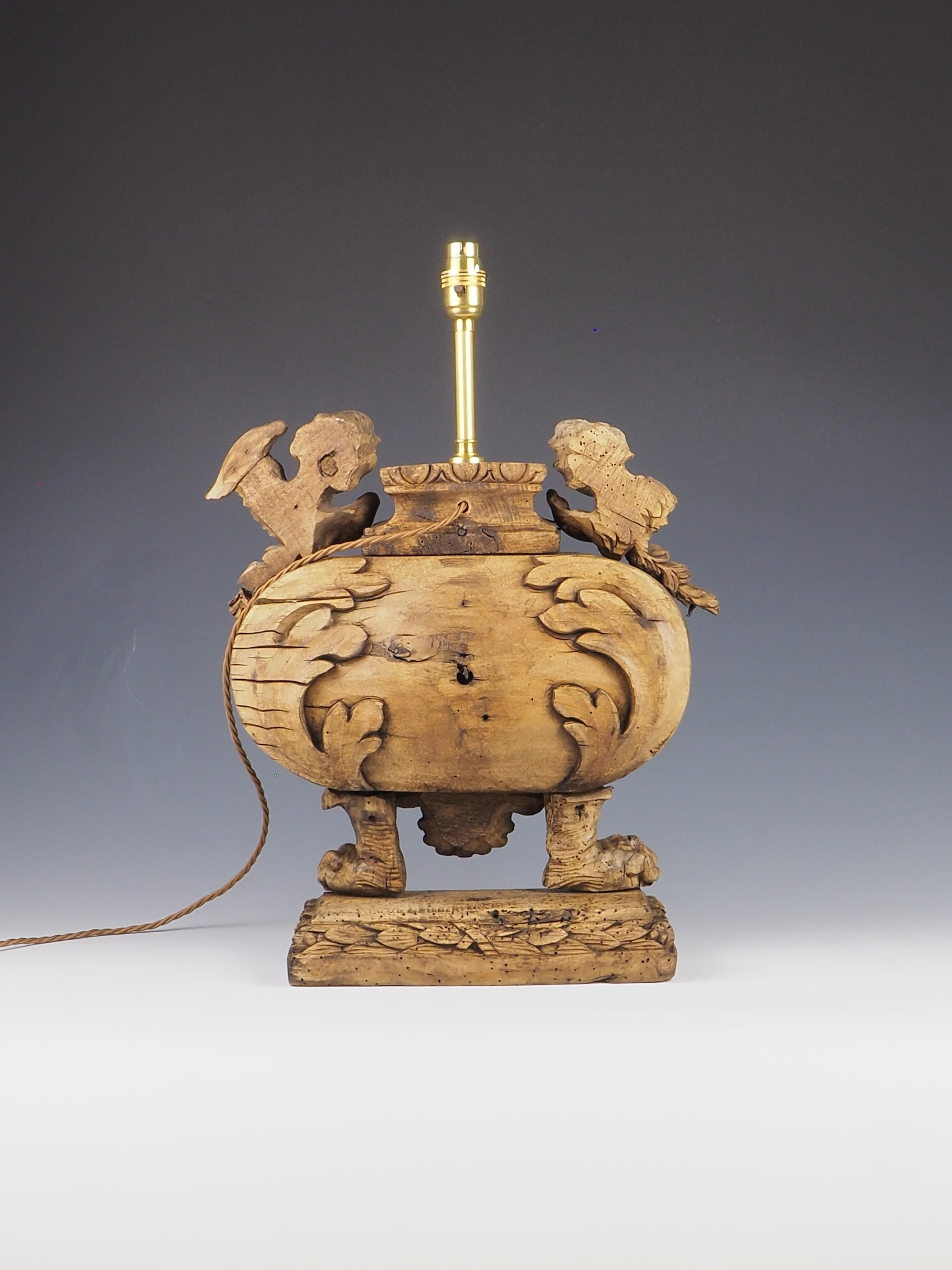 Lampe de table reliquaire ancienne en bois sculpté du 16ème siècle en vente 7