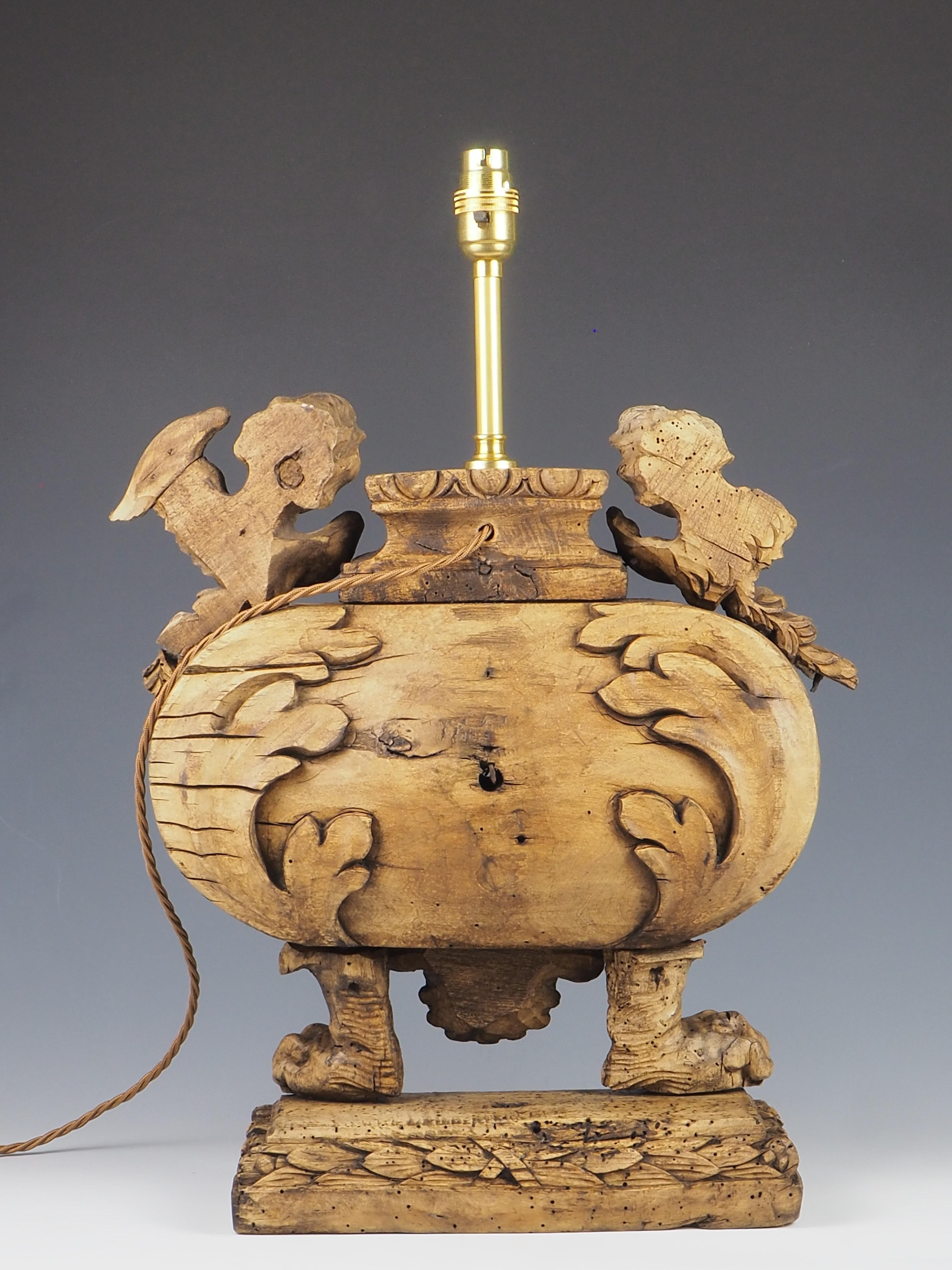 Lampe de table reliquaire ancienne en bois sculpté du 16ème siècle en vente 8