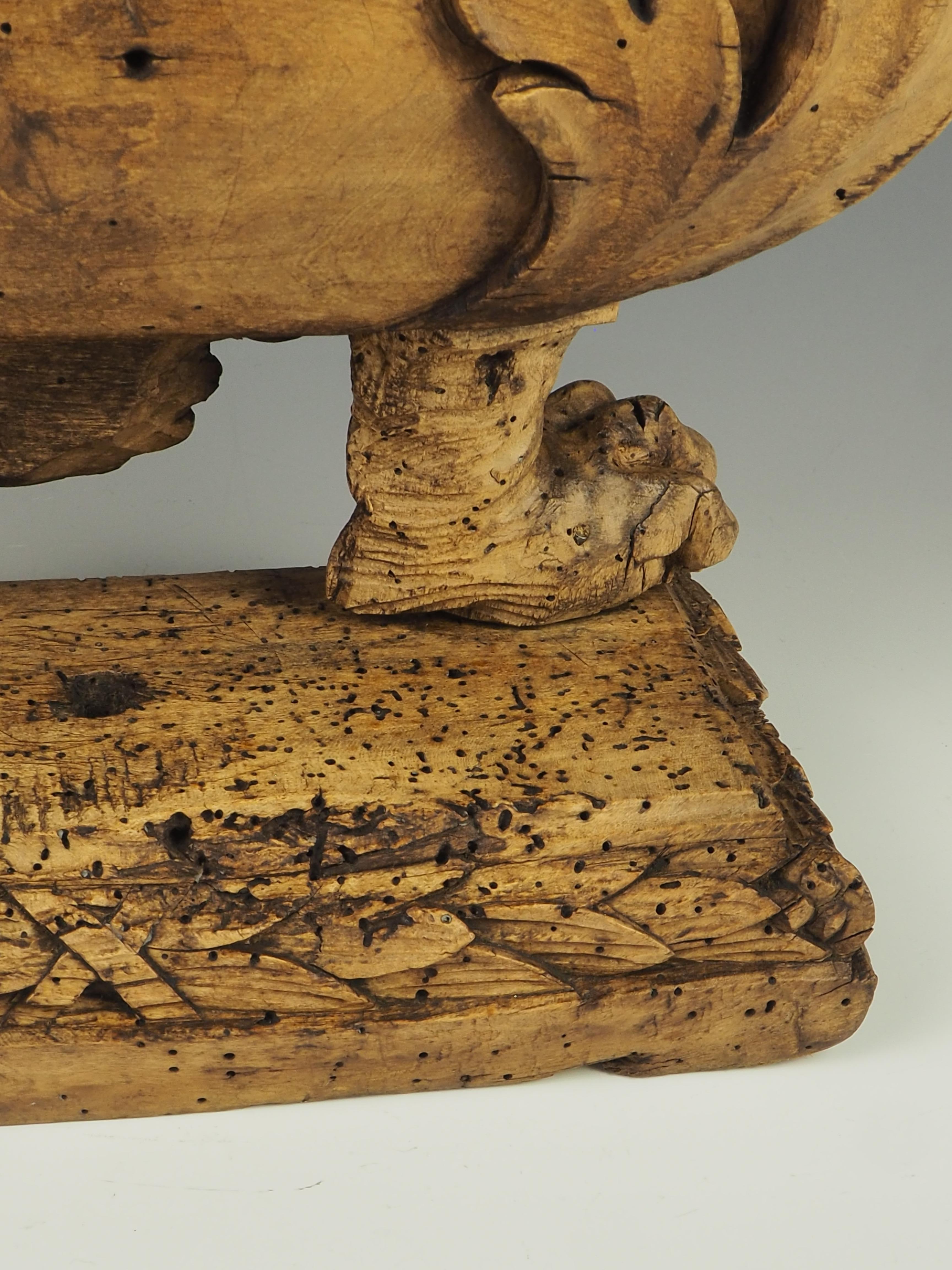 Lampe de table reliquaire ancienne en bois sculpté du 16ème siècle en vente 9