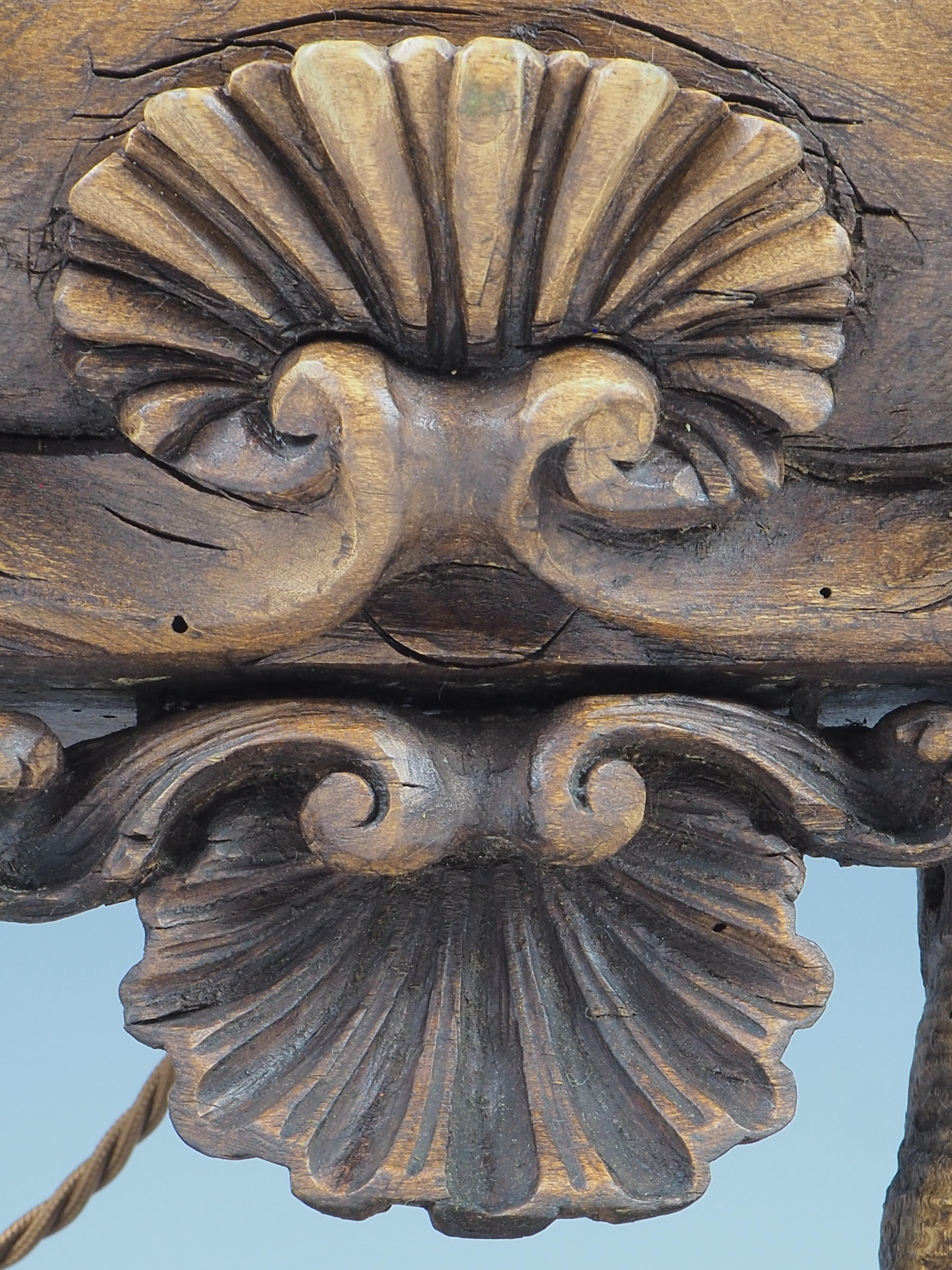 Lampe de table reliquaire ancienne en bois sculpté du 16ème siècle en vente 11