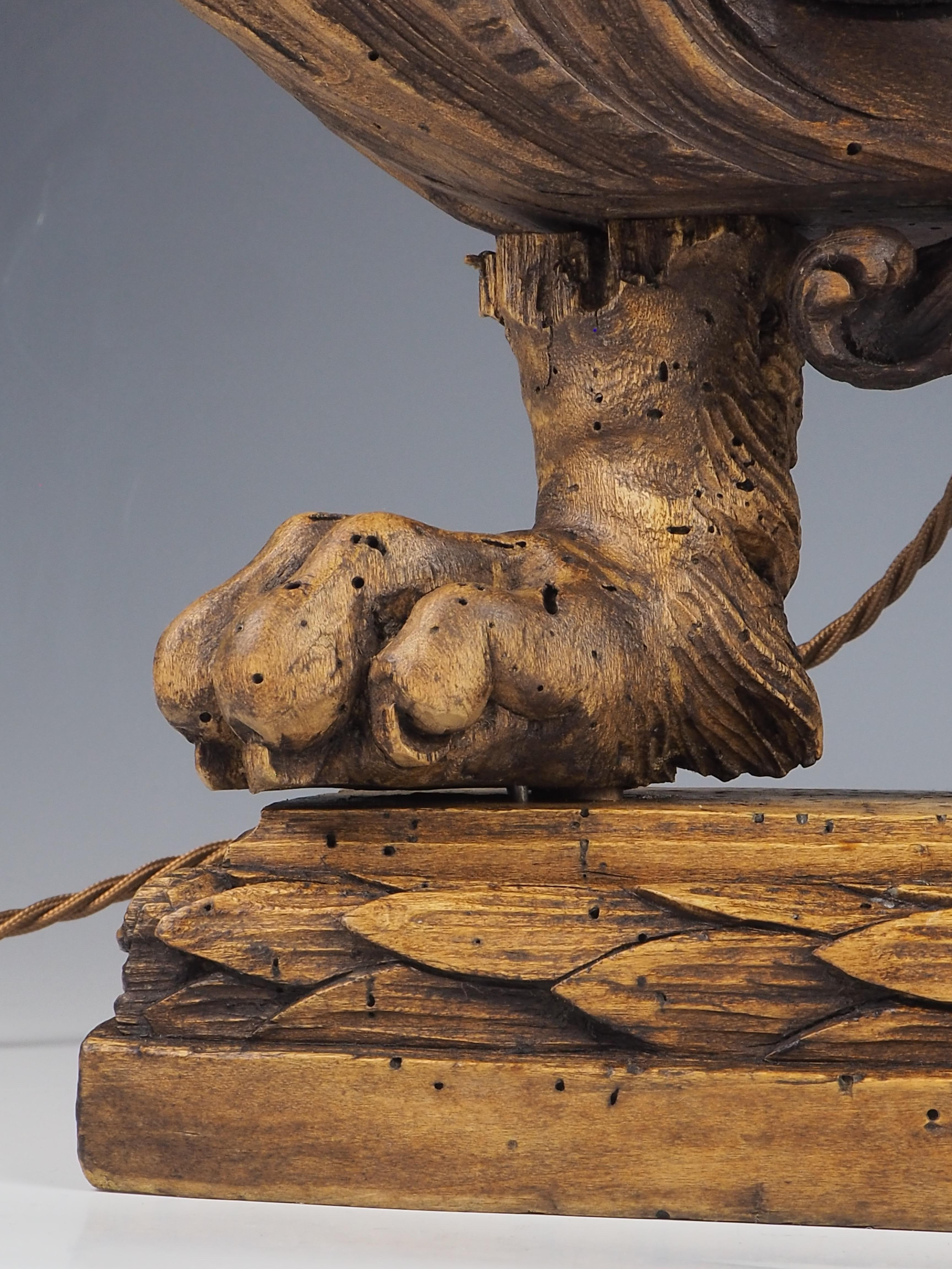 Lampe de table reliquaire ancienne en bois sculpté du 16ème siècle en vente 12