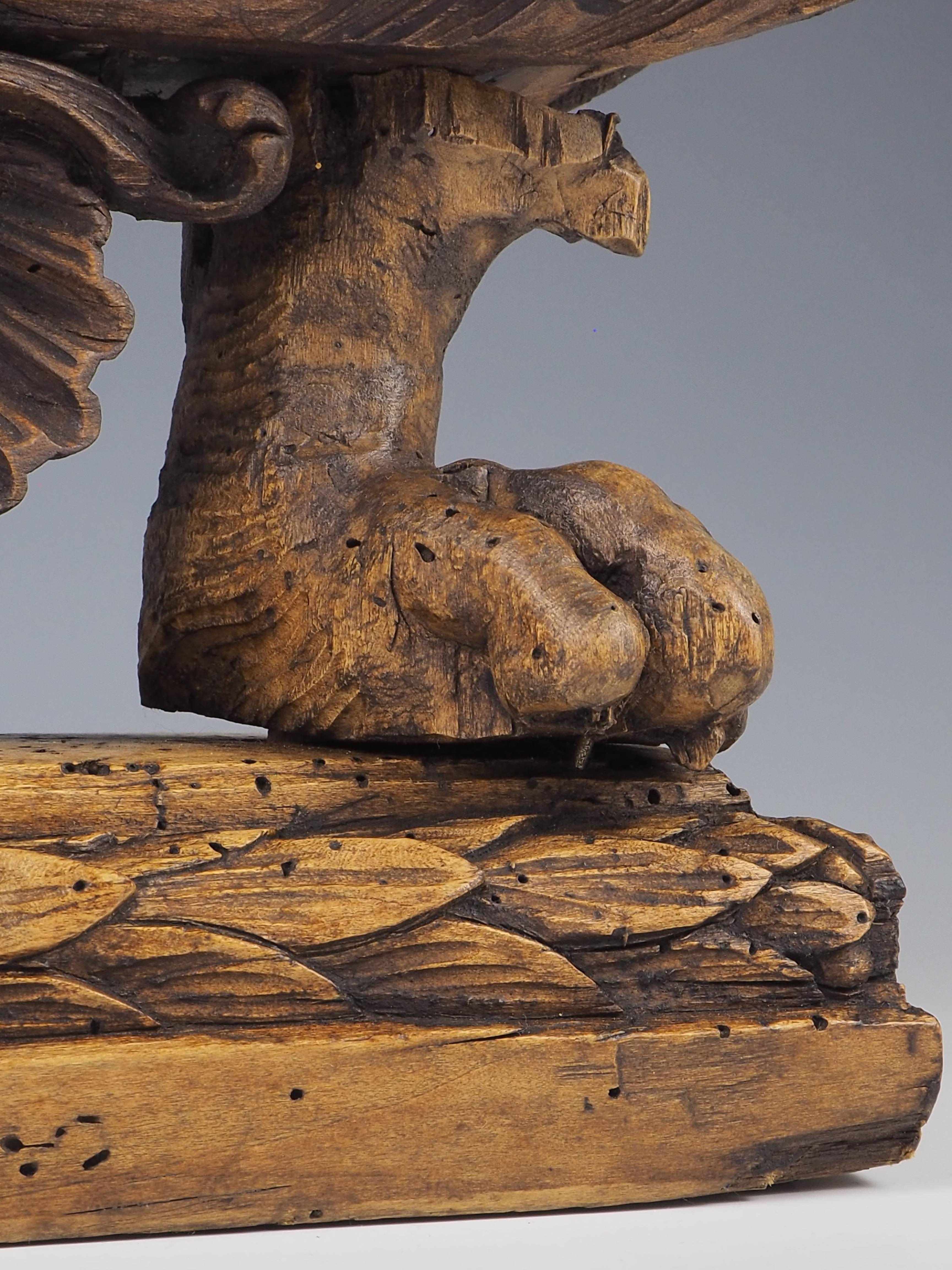 Lampe de table reliquaire ancienne en bois sculpté du 16ème siècle en vente 13