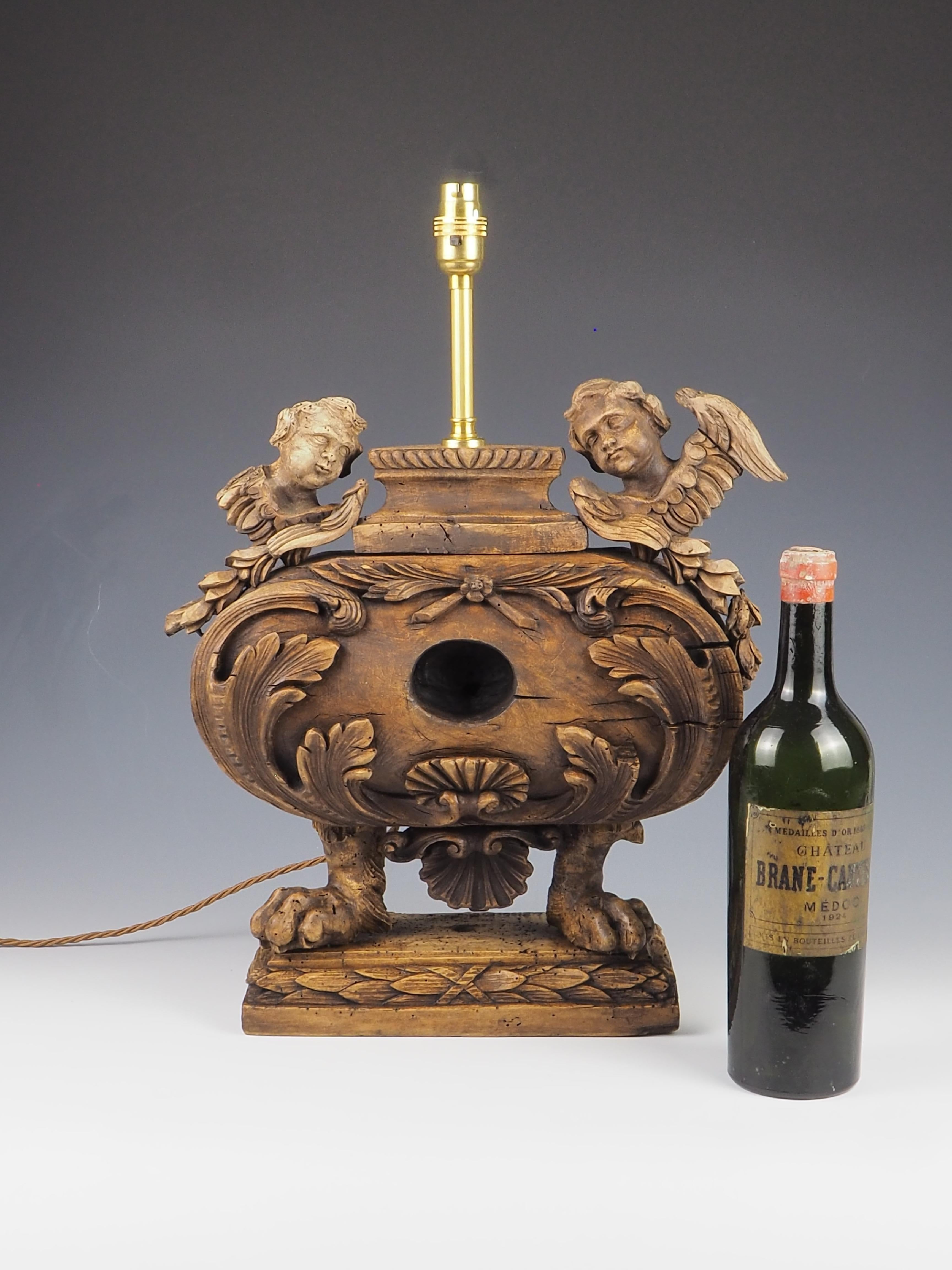 Français Lampe de table reliquaire ancienne en bois sculpté du 16ème siècle en vente