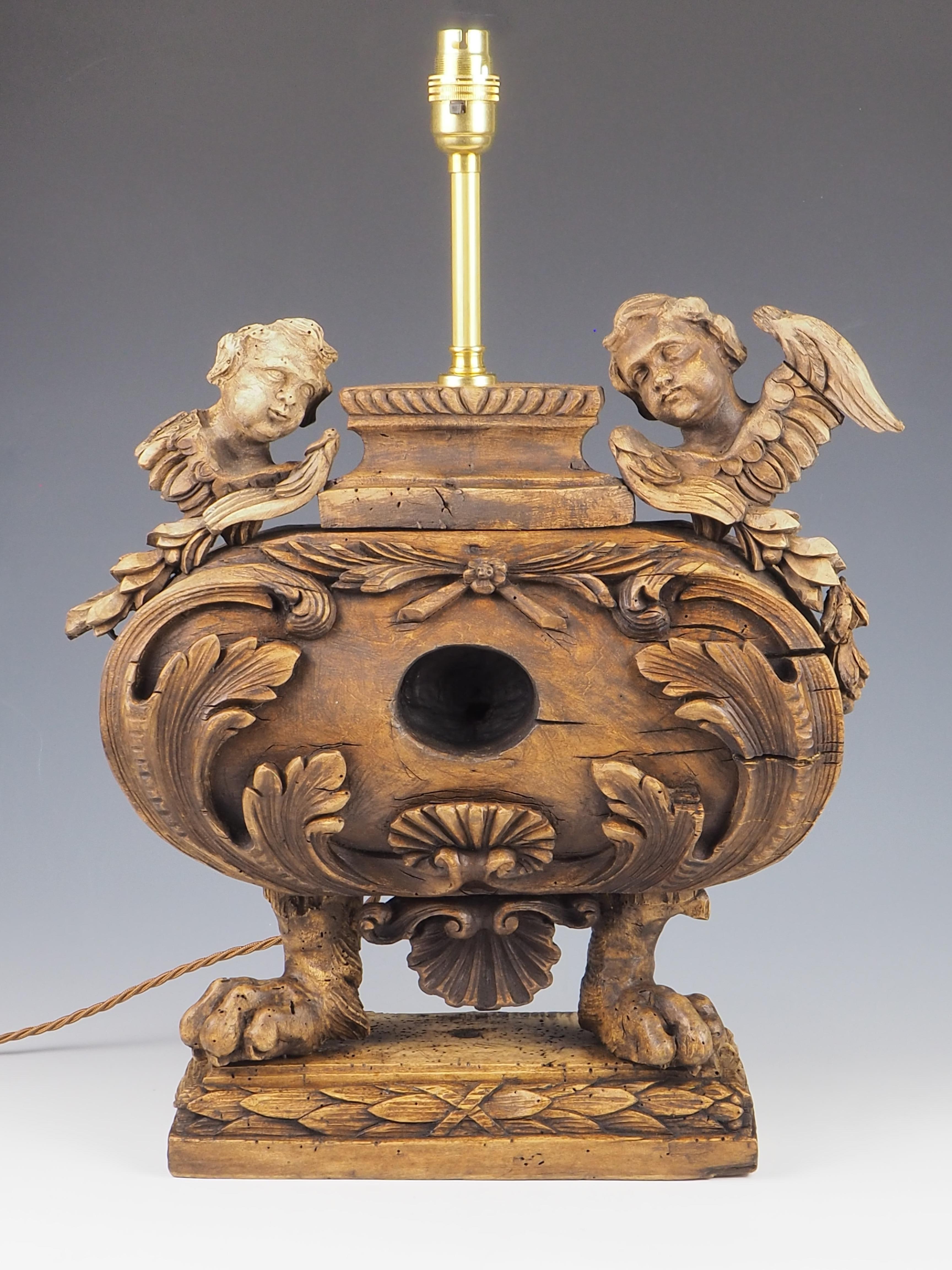 Sculpté à la main Lampe de table reliquaire ancienne en bois sculpté du 16ème siècle en vente