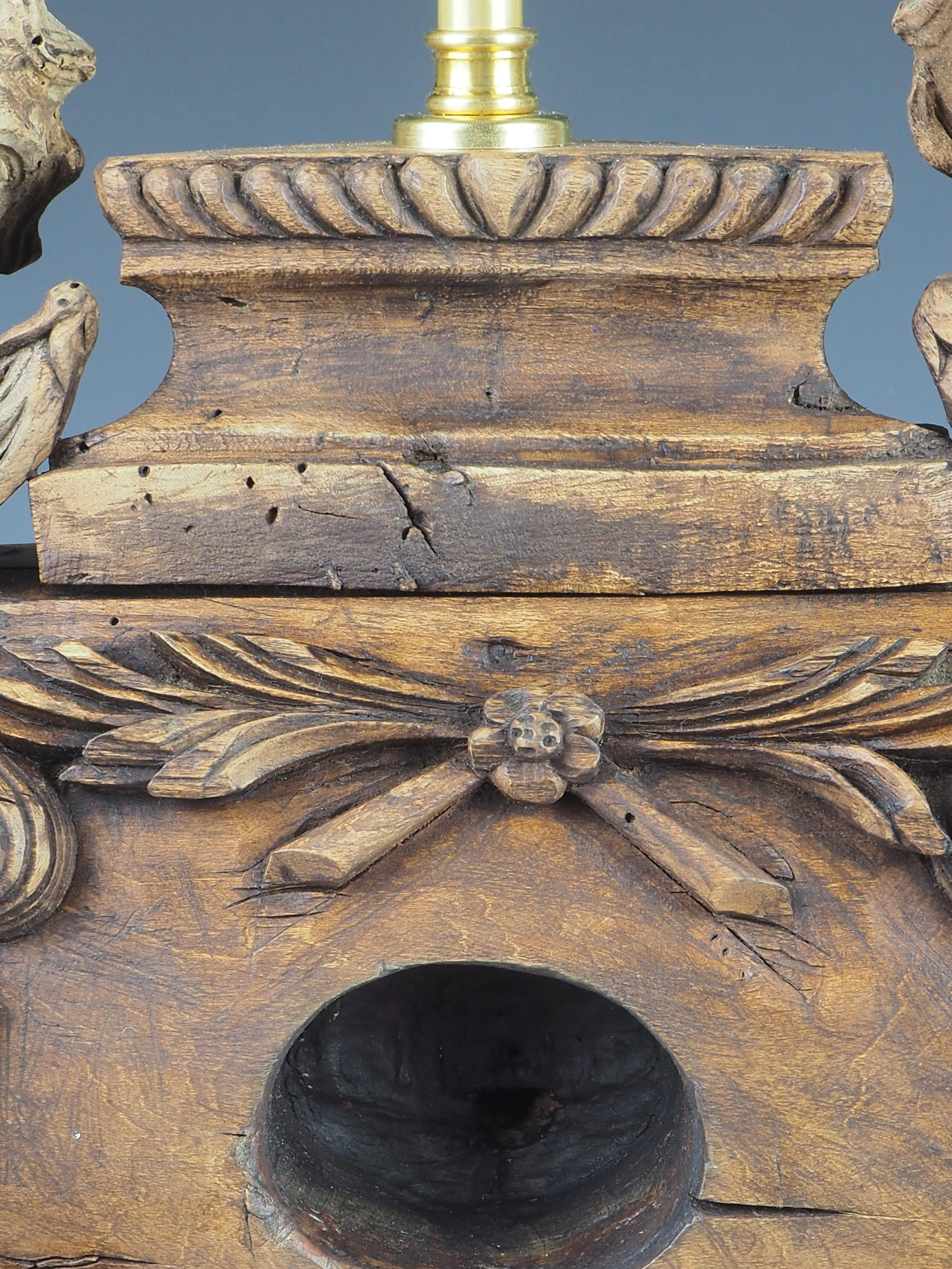 Lampe de table reliquaire ancienne en bois sculpté du 16ème siècle en vente 2