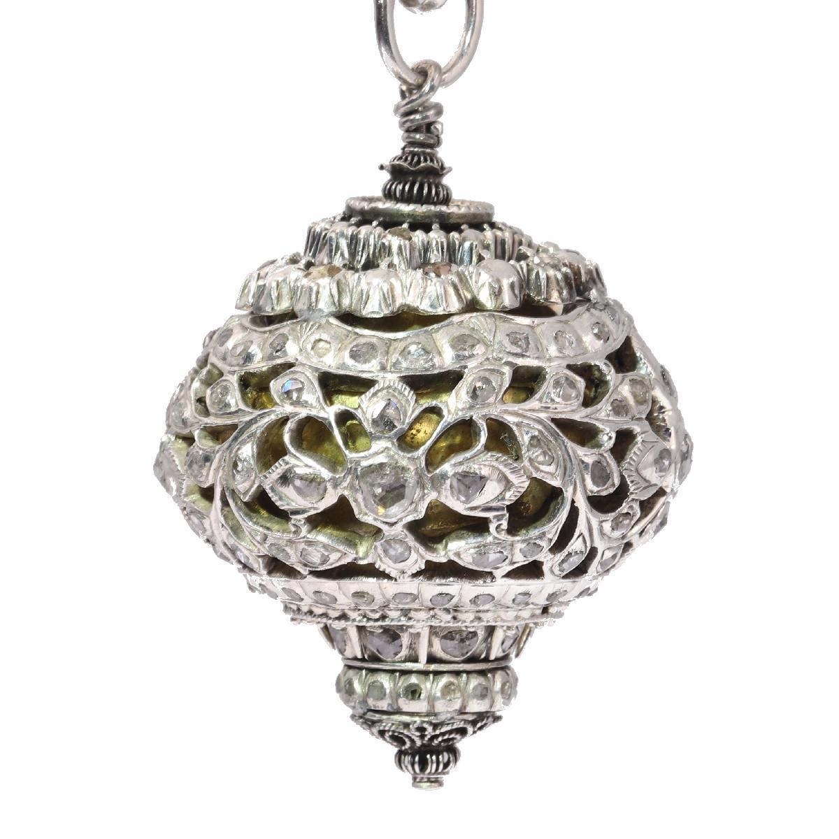 Antique jewelry object group: diamond loaded ball as pendant on an antique silver chain to wear pleasant smelling substances.

Condition: very good condition

Country of origin: unknown

Style: Baroque - Baroque is an artistic style prevalent from