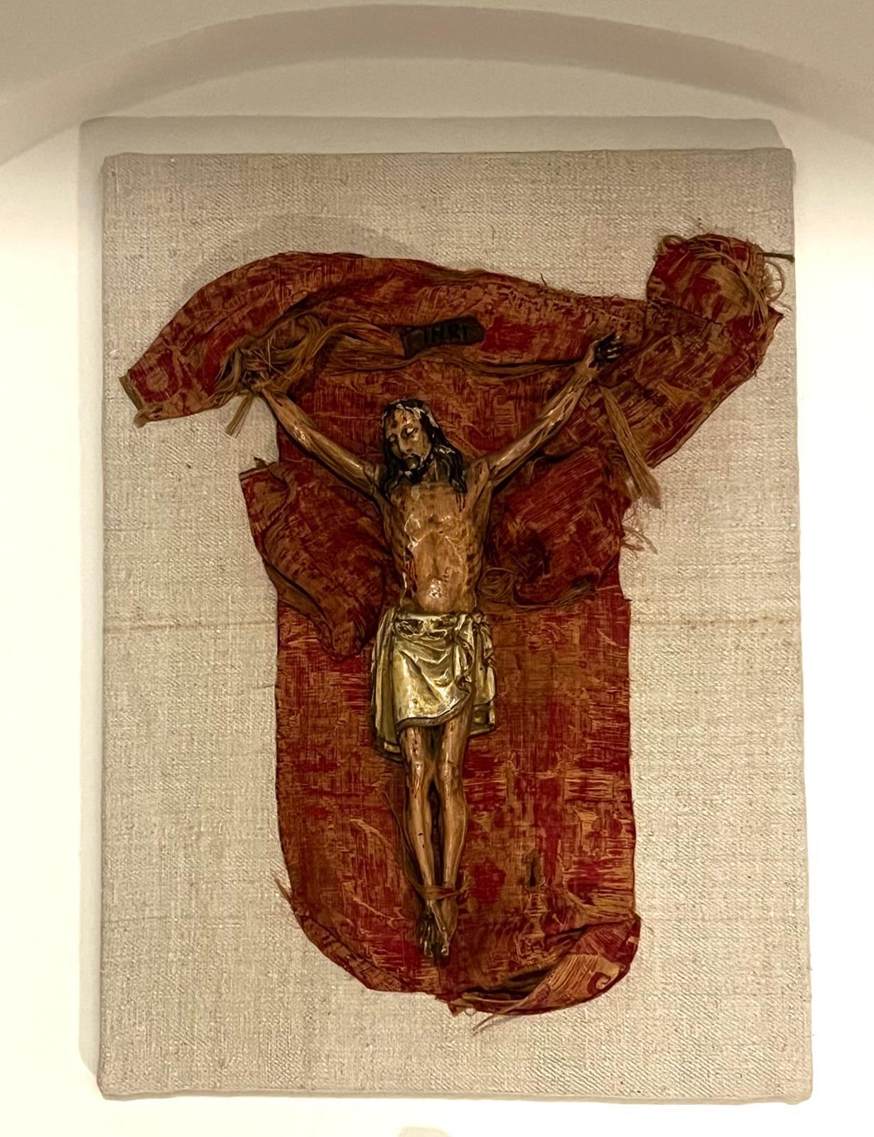 Antique 16th Century Florentine carved Jesus Christ with Shroud in Glas Display For Sale 4