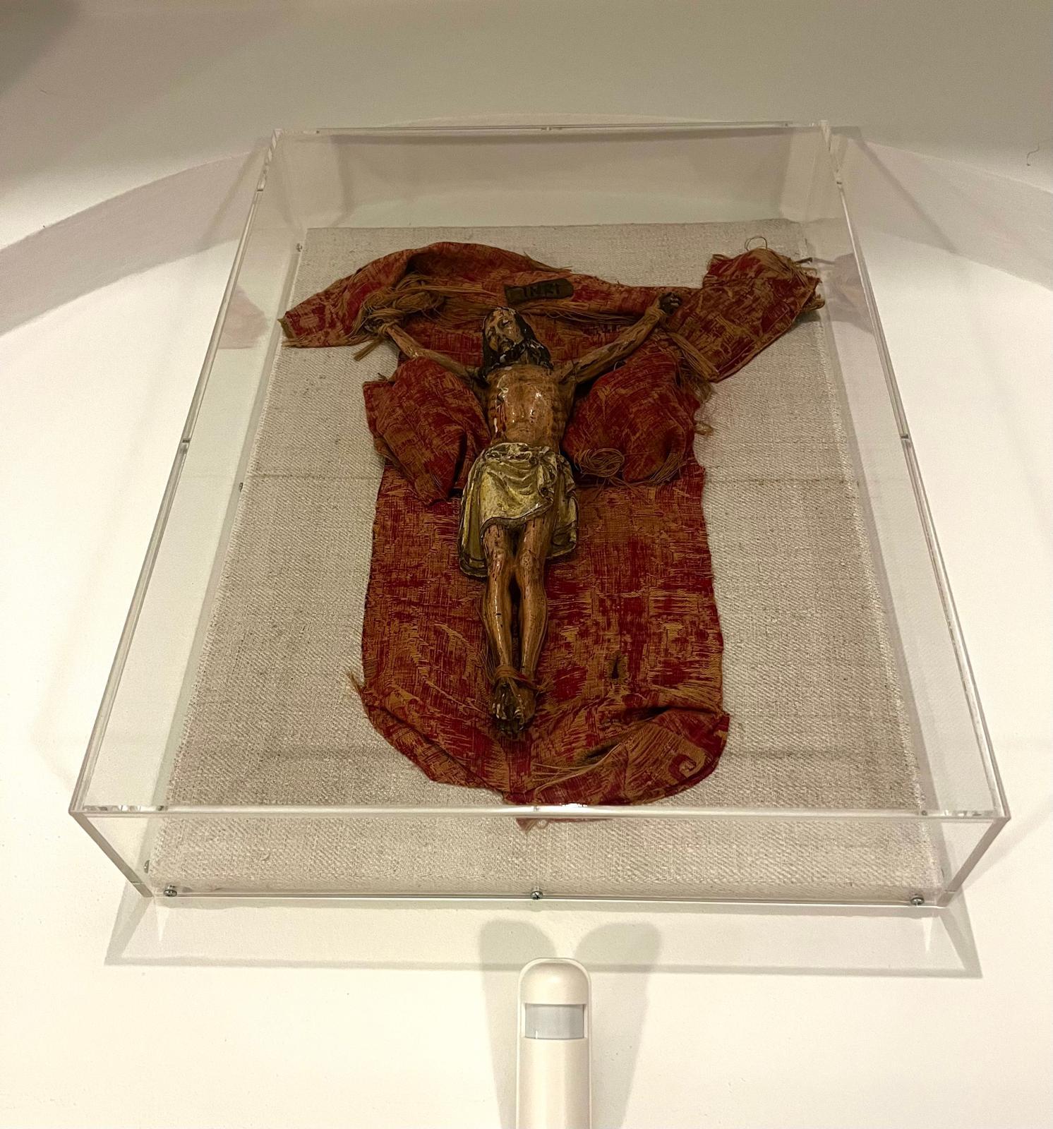 Antique 16th Century Florentine carved Jesus Christ with Shroud in Glas Display For Sale 6