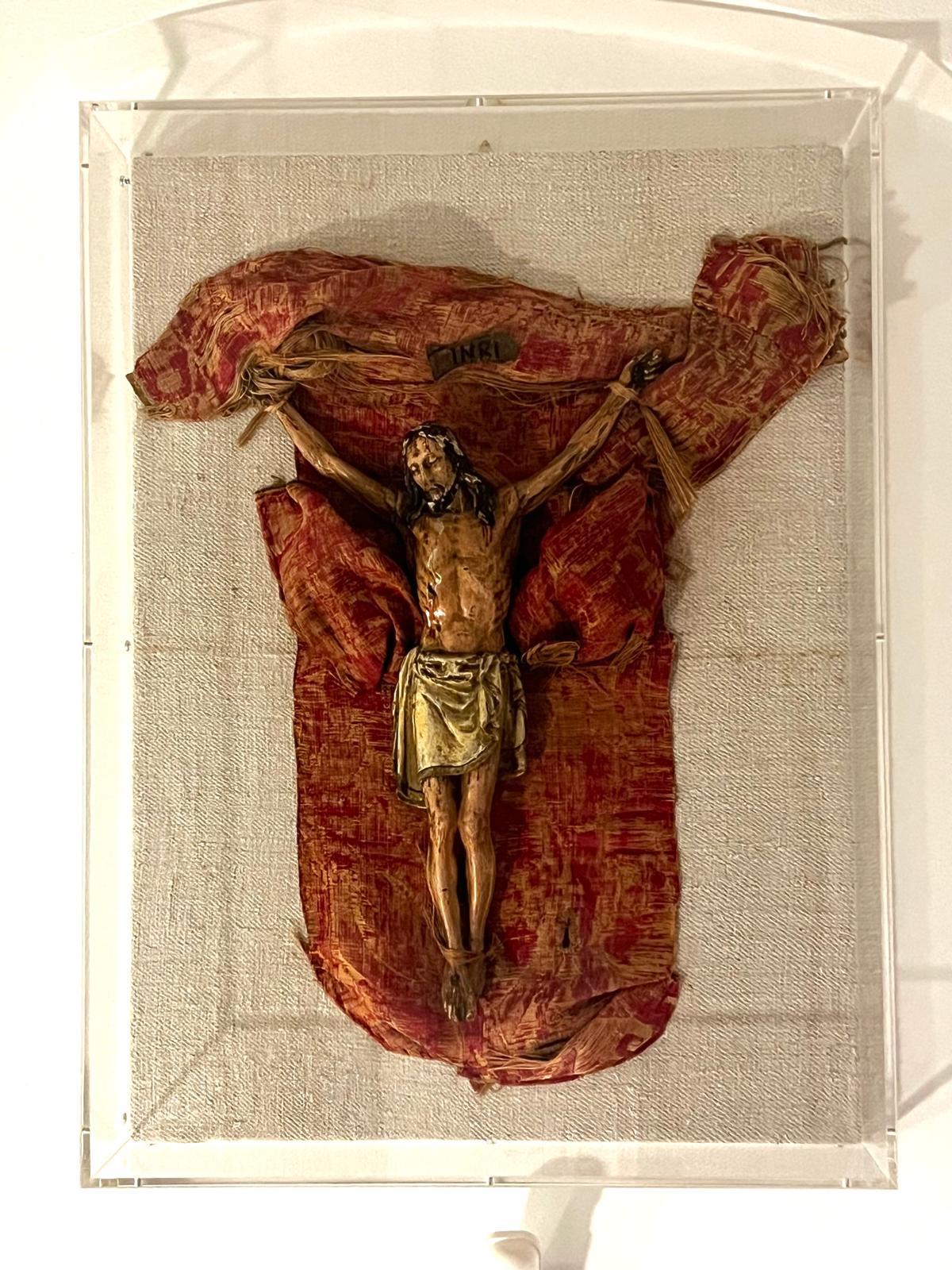 Antique 16th Century Florentine carved Jesus Christ with Shroud in Glas Display For Sale 9