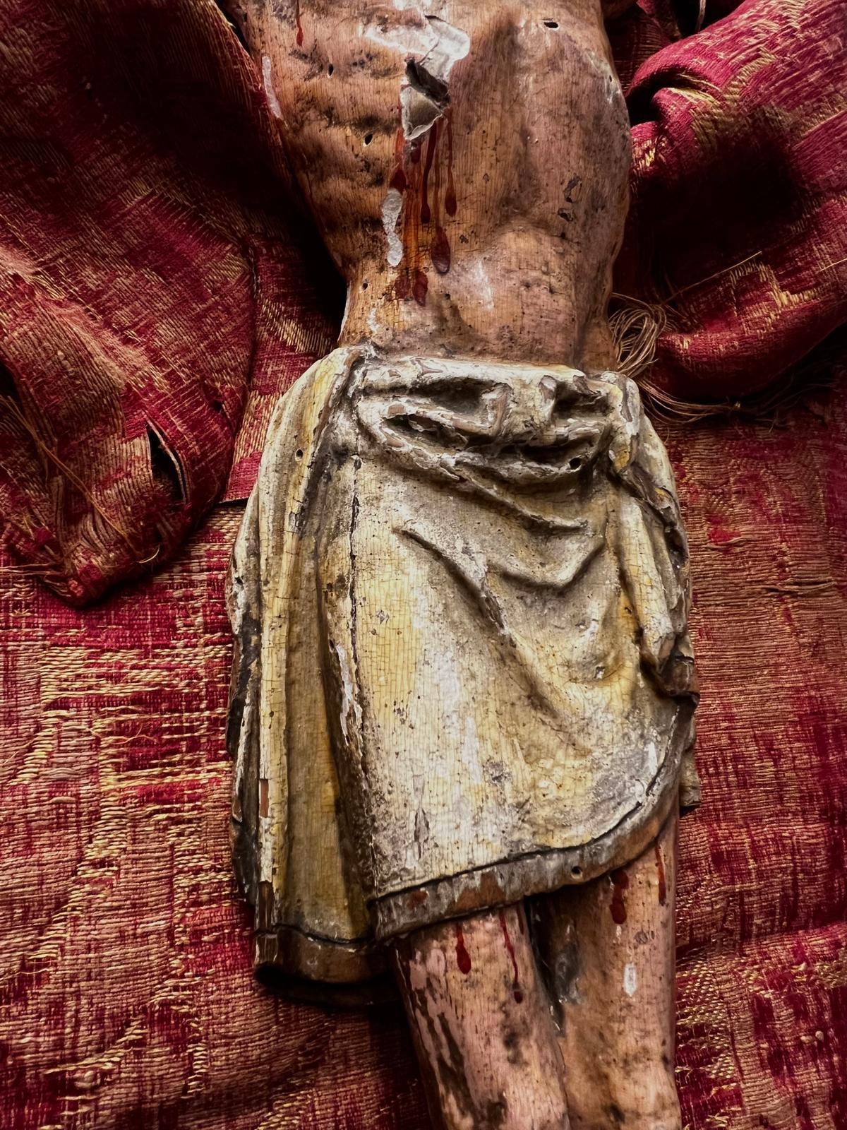 This is an absolutely outstanding and extremely expressive sculpture of Crucified Jesus Christ in carved polychrome wood, on the background of a 16th century Silk Florentine fine fabric which represents and symbolises Jesus Christ’s Shroud,