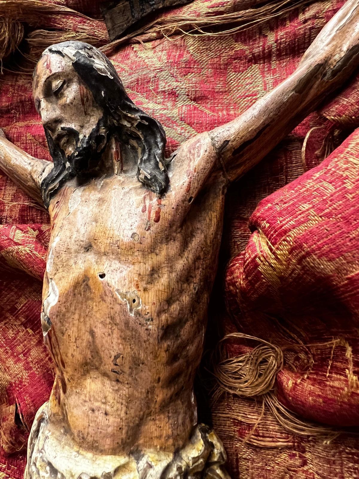 Renaissance Antique 16th Century Florentine carved Jesus Christ with Shroud in Glas Display For Sale