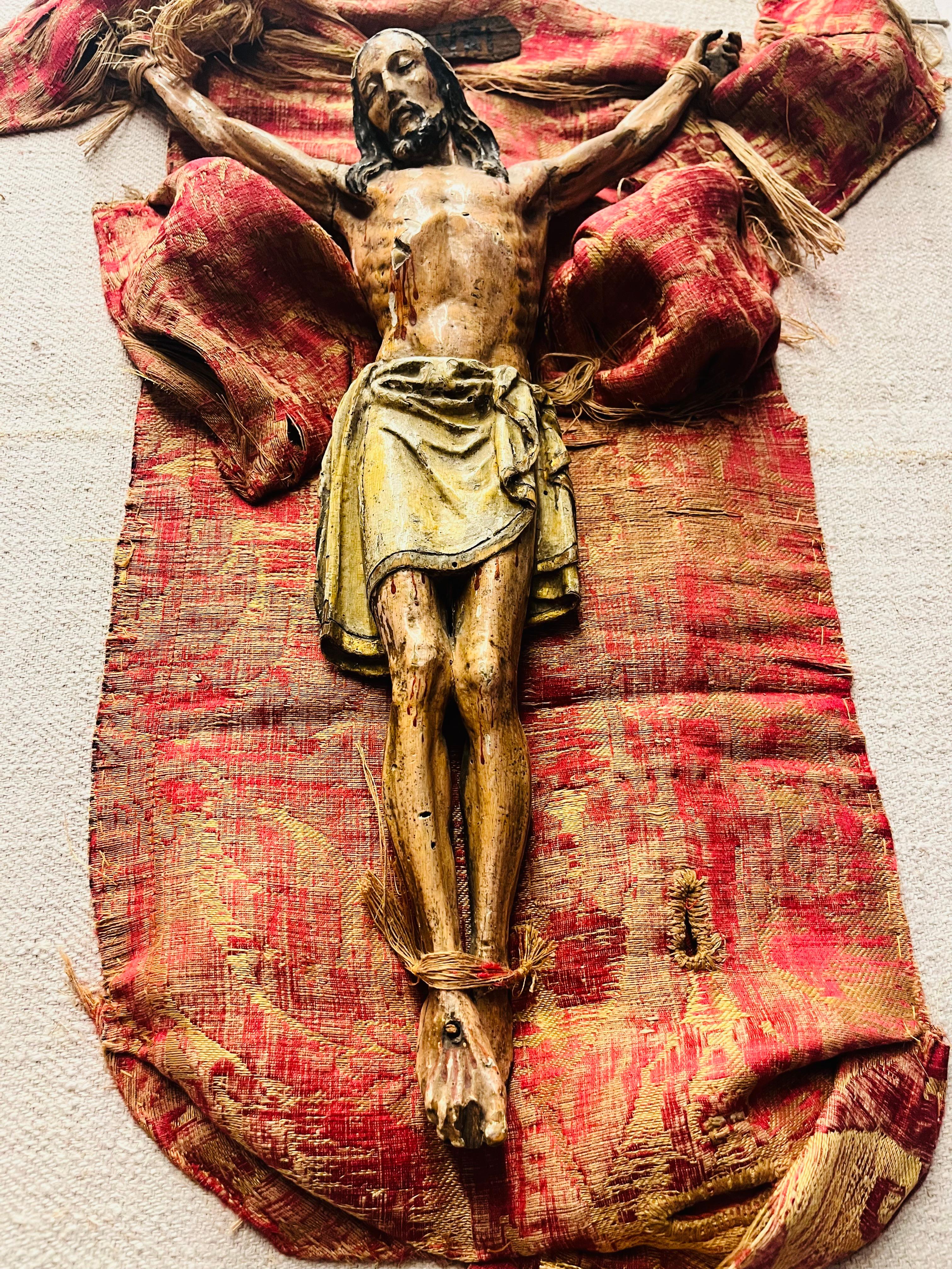 Antique 16th Century Florentine carved Jesus Christ with Shroud in Glas Display In Good Condition For Sale In Doha, QA