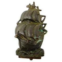 Antigua aldaba de latón de galeón del siglo XVI