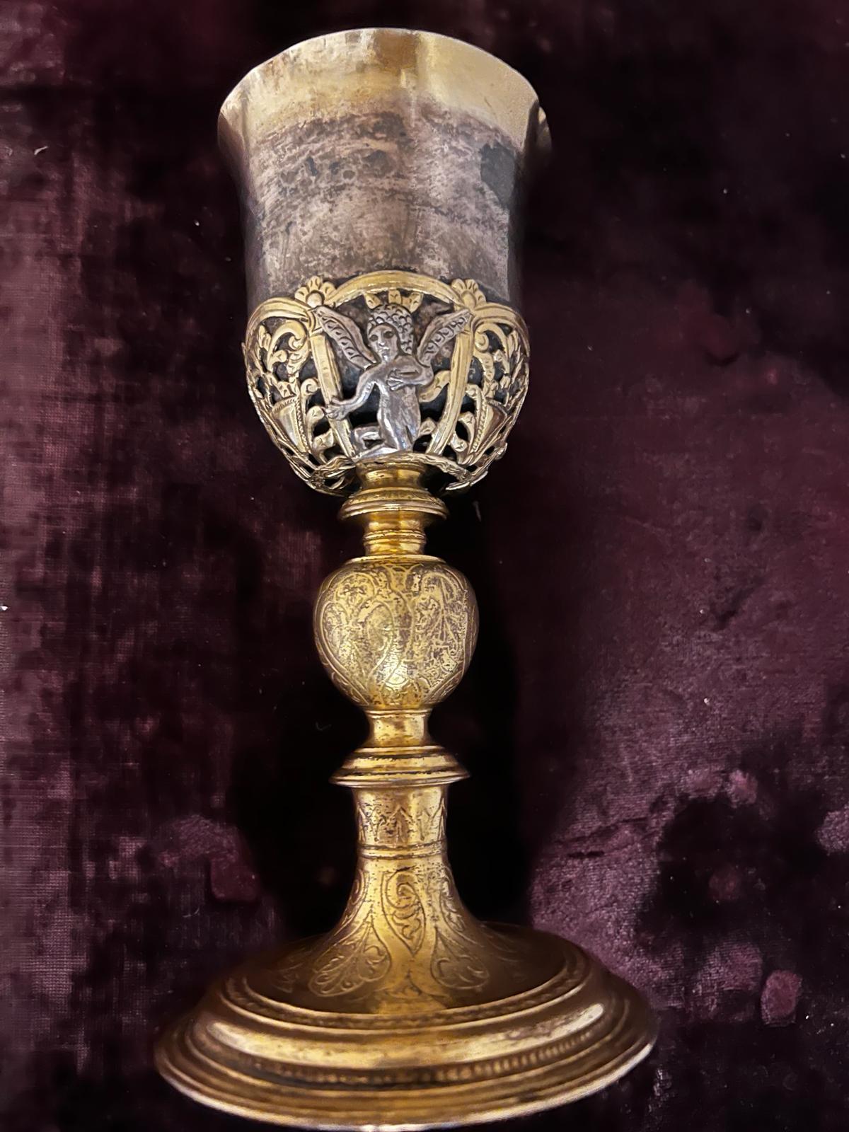 Il s'agit d'un rare calice de tonnelier en vermeil, en or argenté et à trois anges en argent sterling, originaire d'Augsbourg (Allemagne) dans les années 1500. Le gobelet mesure 21 cm de haut, 10 cm de diamètre et pèse 420 g, soit près d'une livre