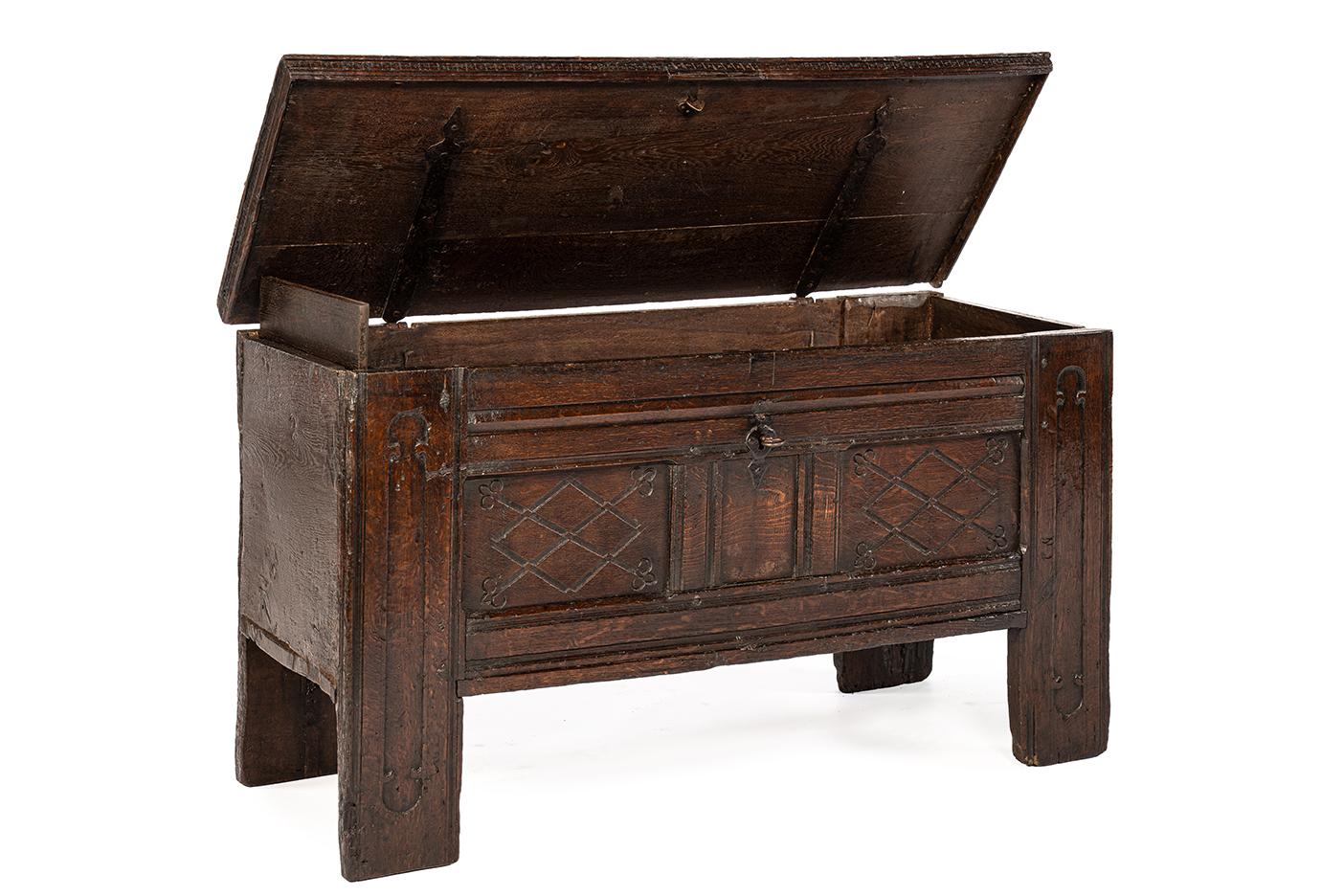 Rara e precoce Stollentruhe tedesca, risalente al 1620 circa. Questa cassapanca compatta in quercia del XVII secolo combina il significato storico con la presenza visiva. Interamente realizzato in rovere massiccio, offre un patrimonio di qualità