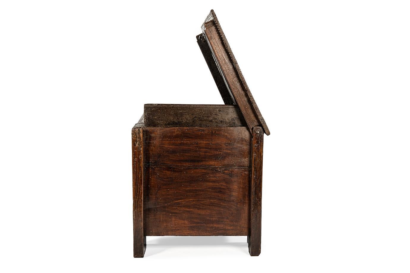 Antique 16th Century German Dark Brown oak carved Stollentruhe  Trunk or Chest In Good Condition For Sale In Casteren, NL