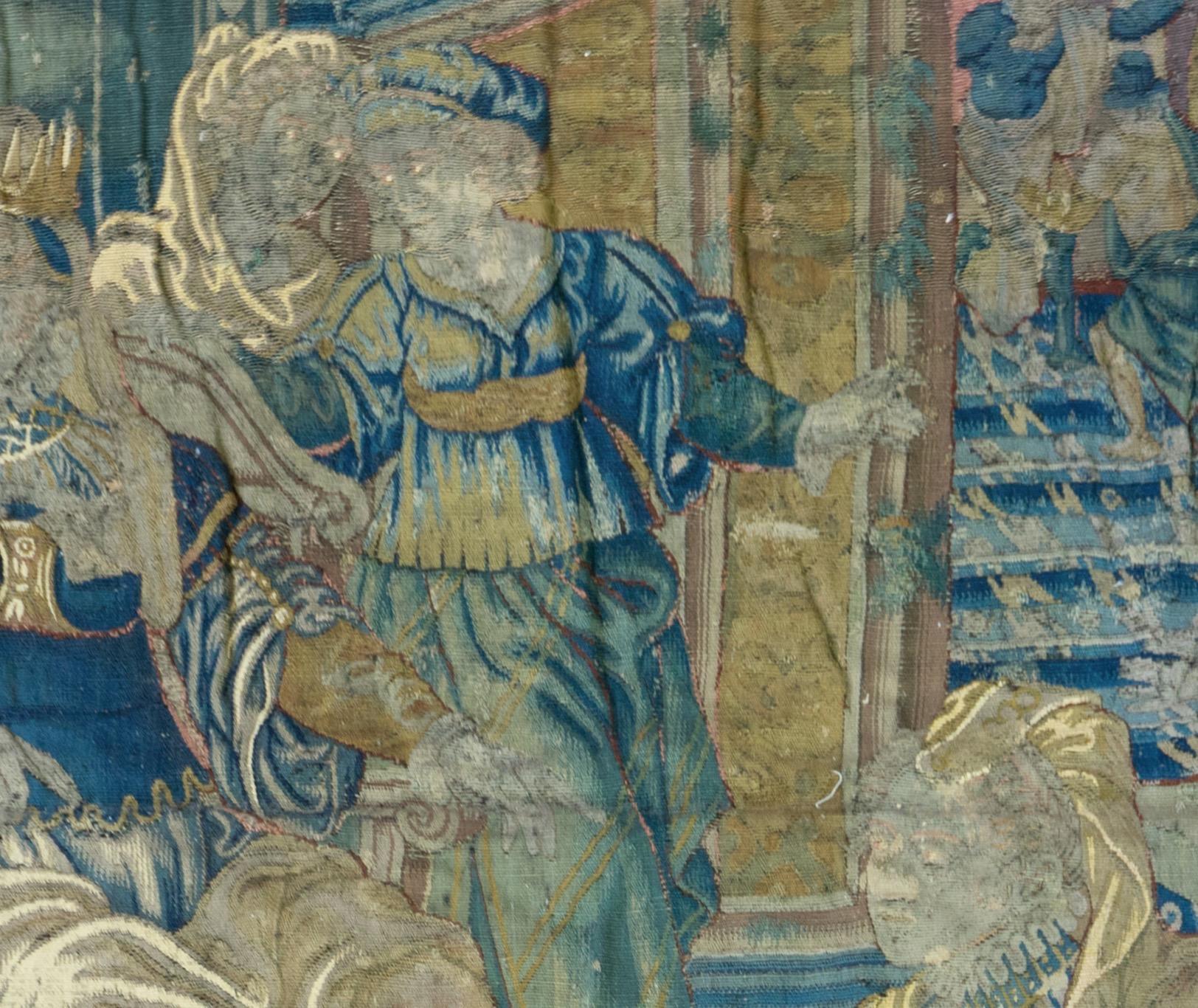Tapisserie biblique de la Renaissance flamande
XVIe siècle
Dans un cadre architectural ouvert, la figure féminine centrale couronnée et trônant est flanquée de trois servantes, une quatrième à gauche poussant un garçon vers une femme agenouillée à