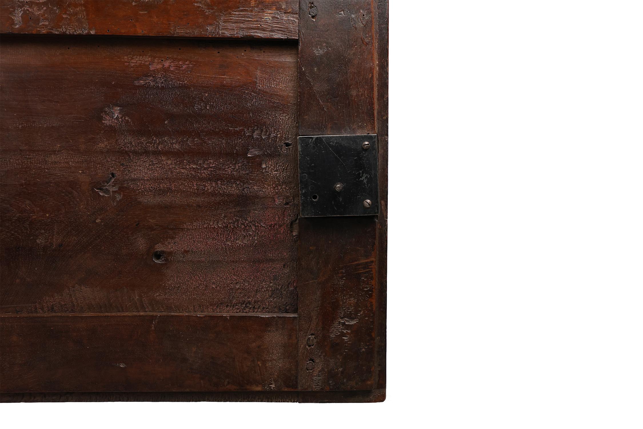 Antique 16th century Spanish carved cabinet in oak For Sale 4
