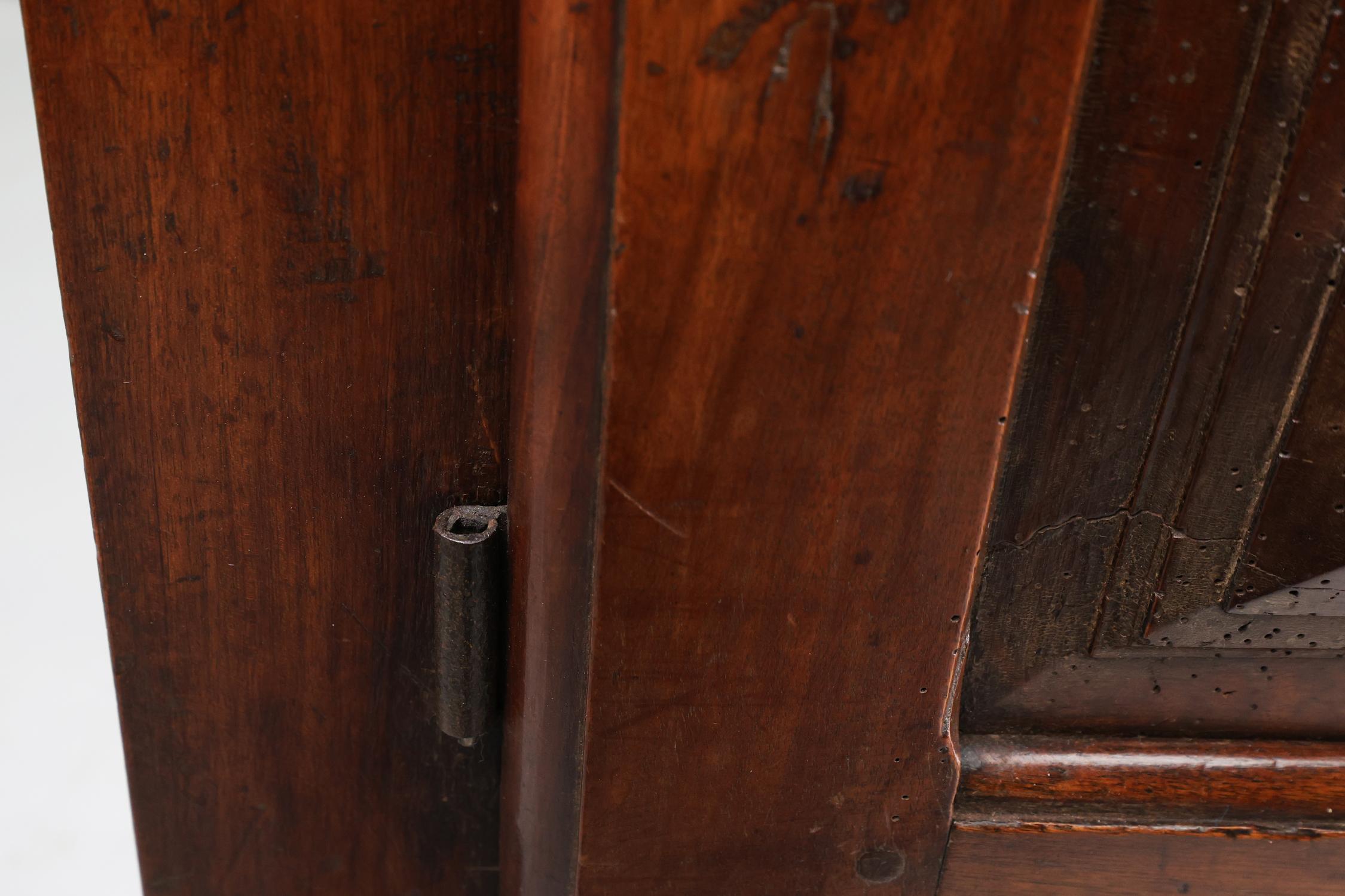 Antique 16th century Spanish carved cabinet in oak For Sale 5