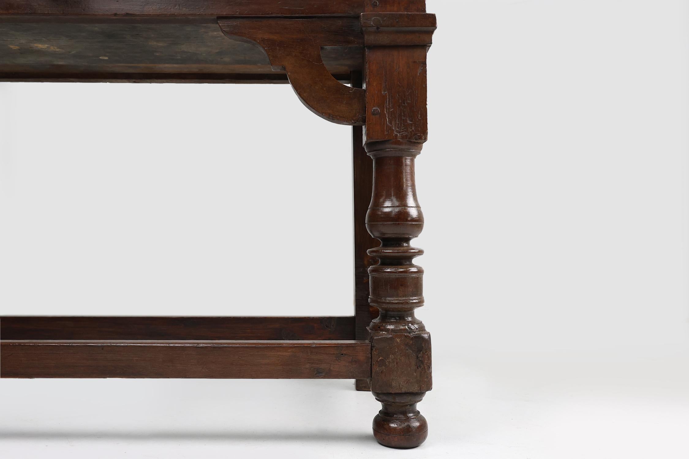 Antique 16th century Spanish carved cabinet in oak For Sale 6