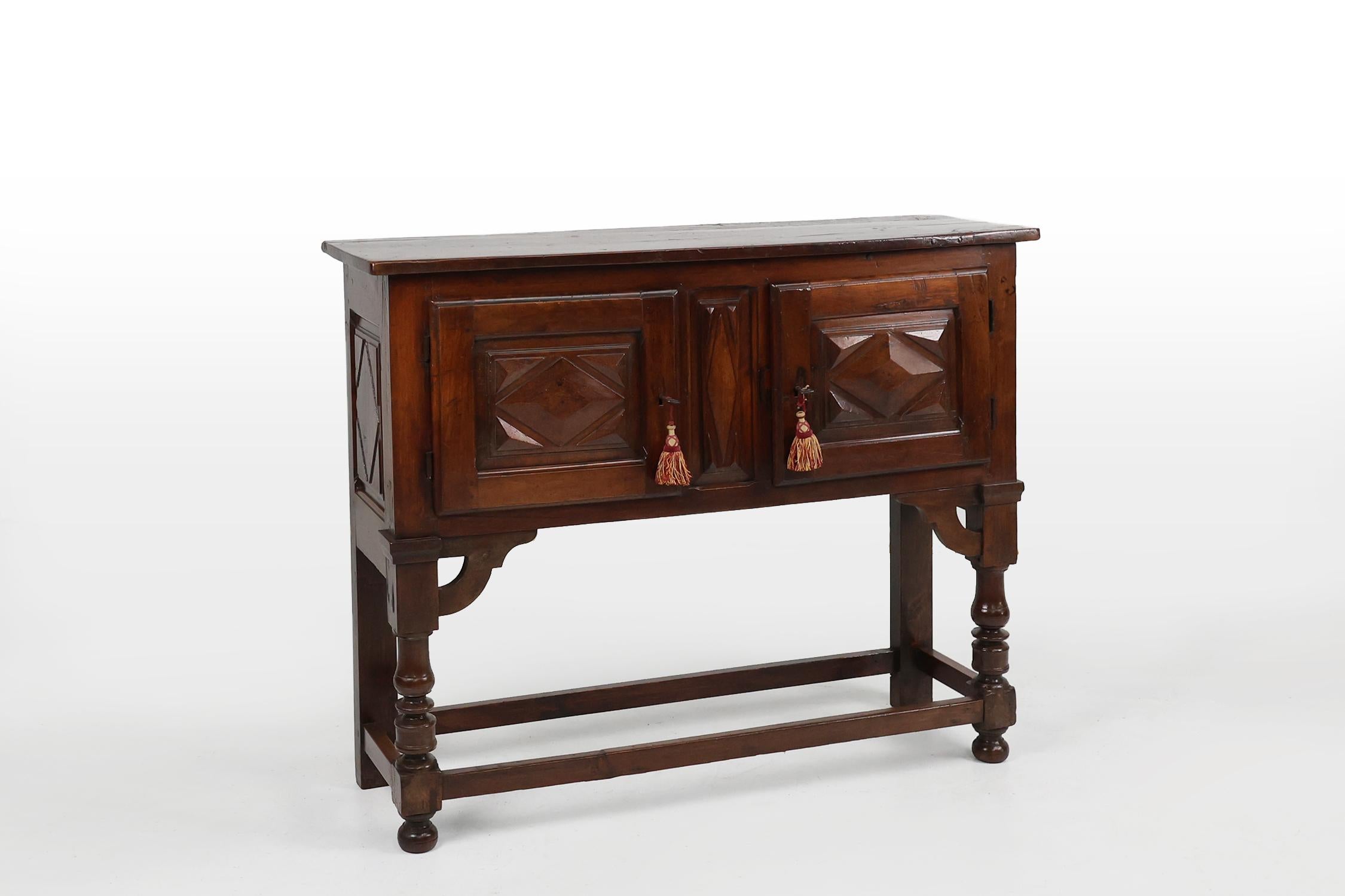 Antique 16th century Spanish carved cabinet in oak For Sale 7