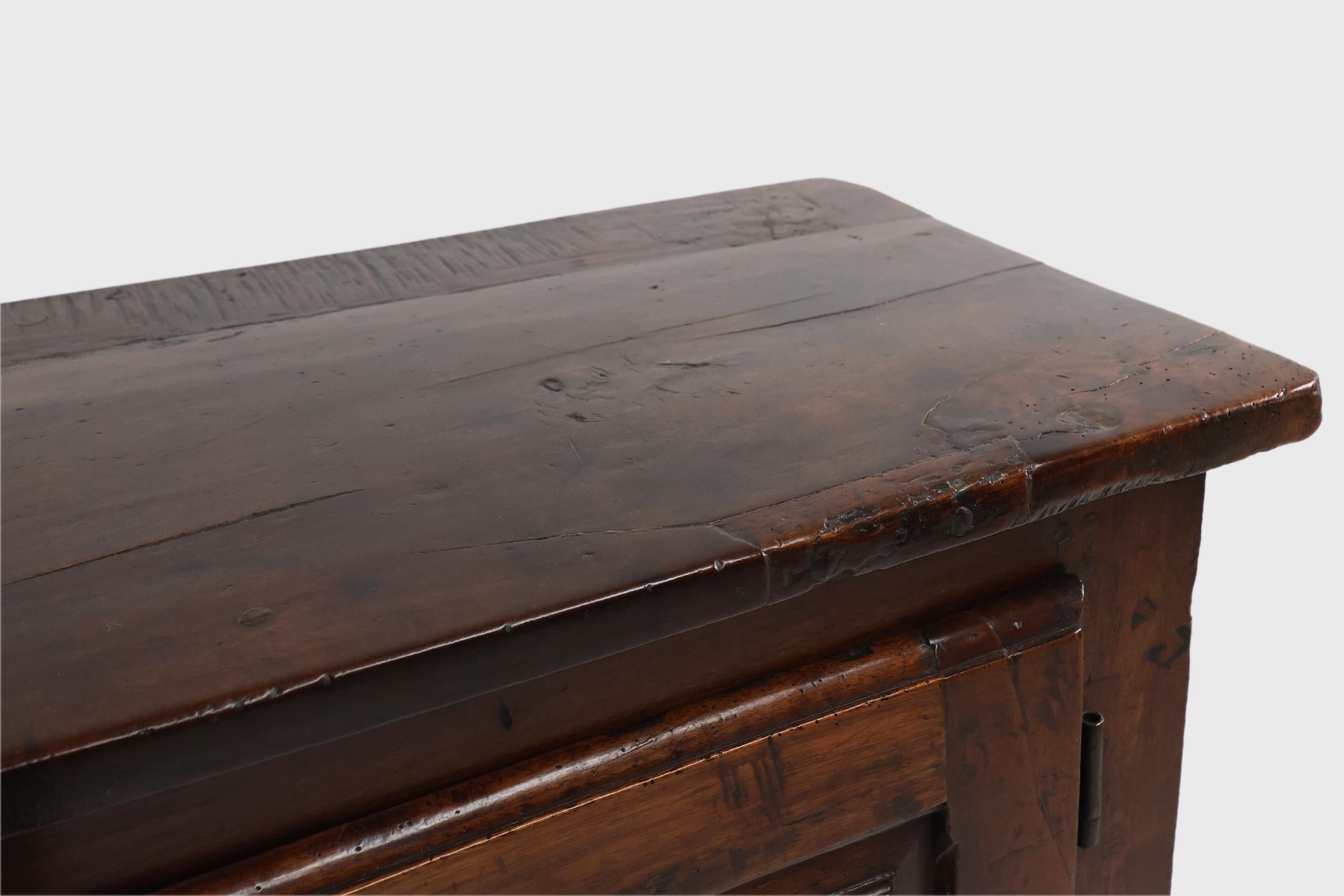 Antique 16th century Spanish carved cabinet in oak For Sale 8