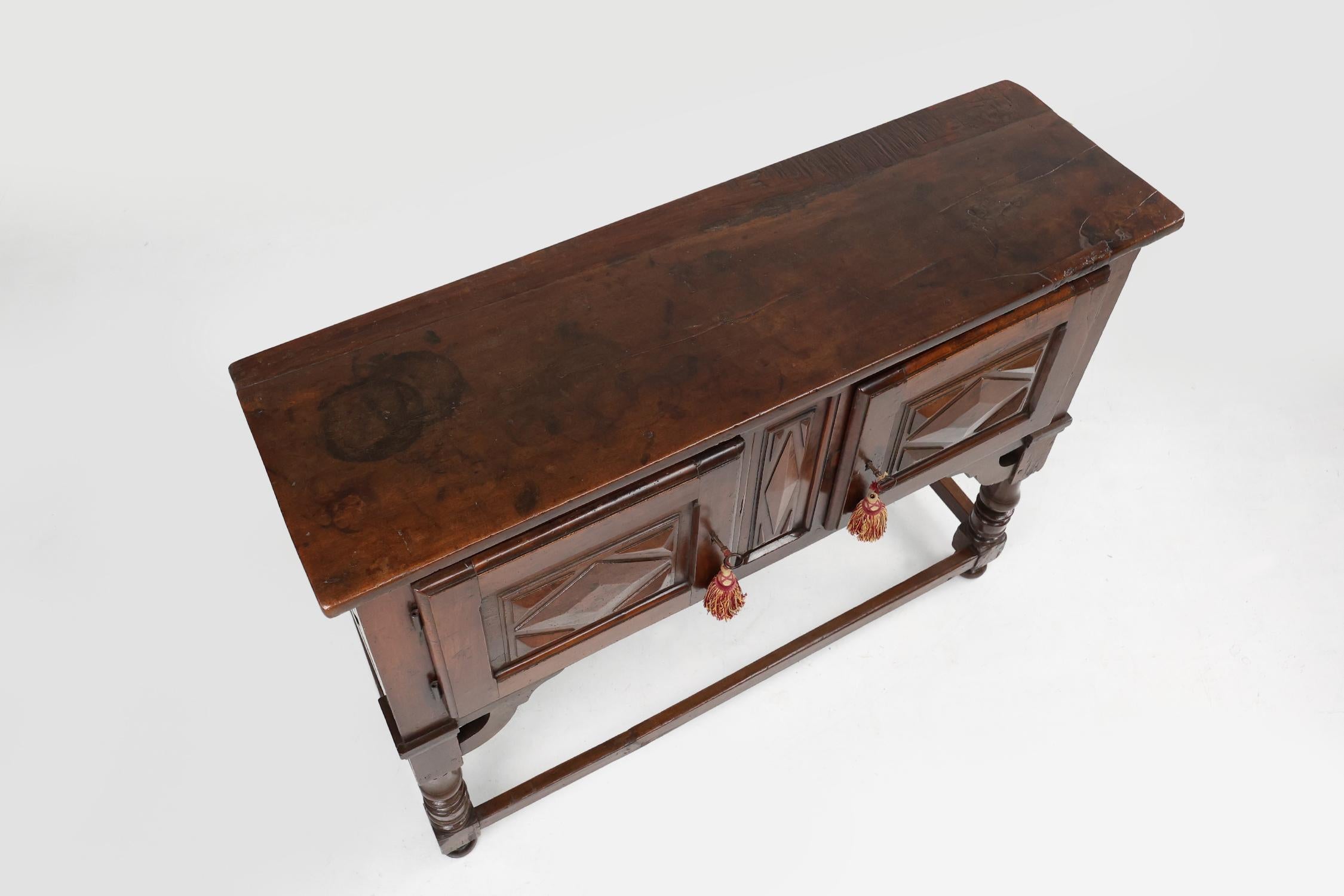 Antique 16th century Spanish carved cabinet in oak For Sale 9