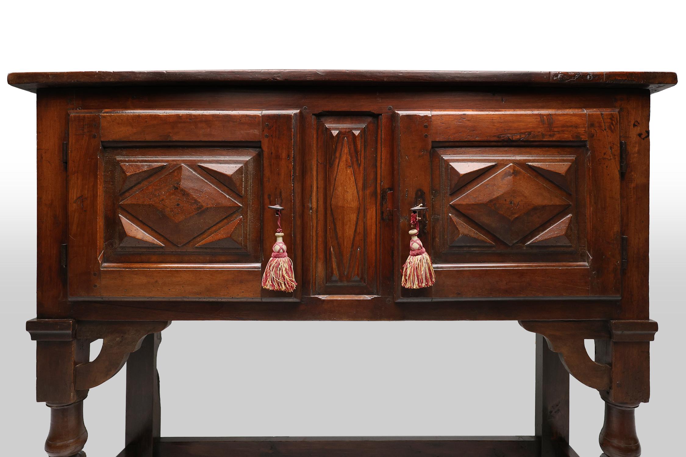 Rustic Antique 16th century Spanish carved cabinet in oak For Sale