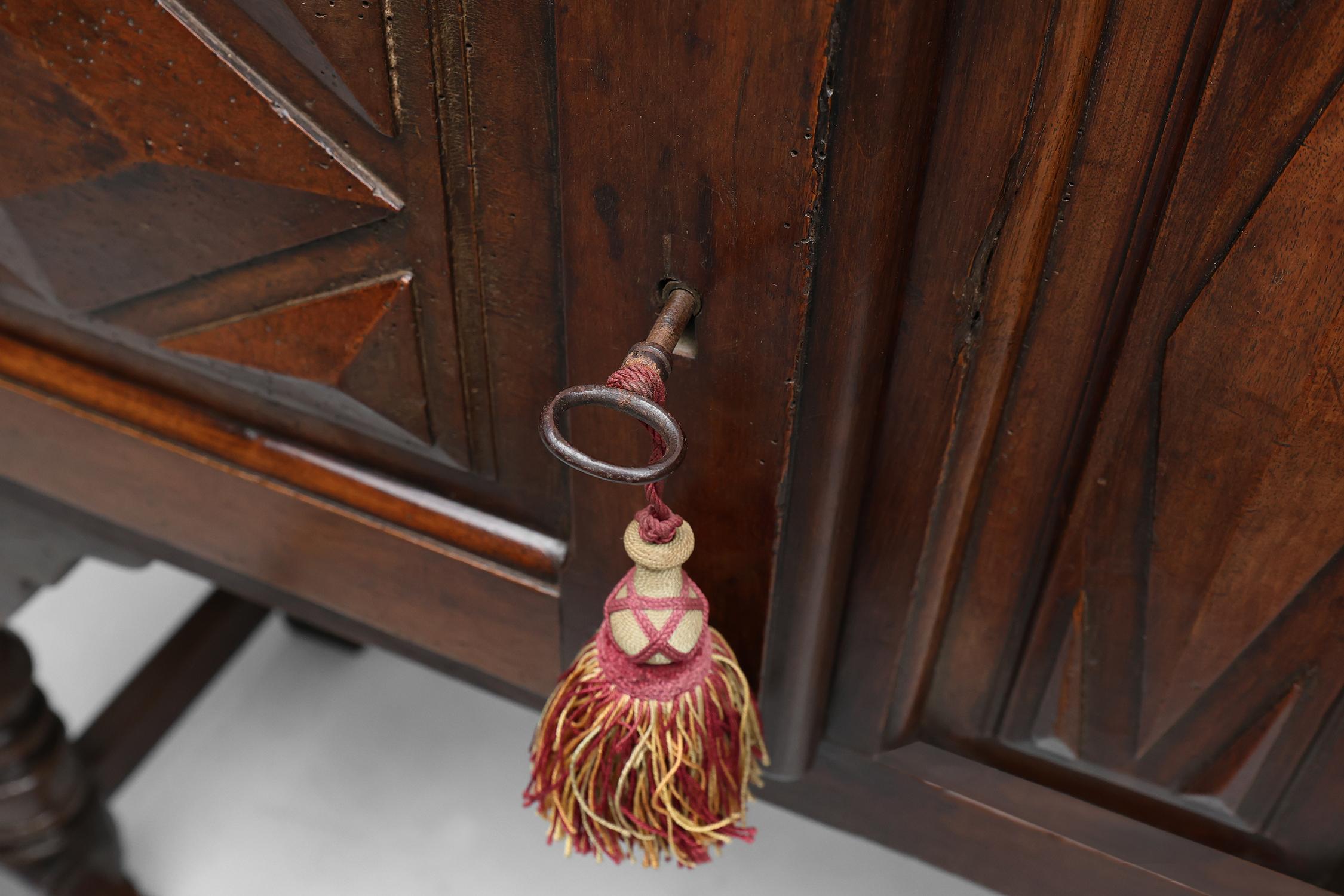 Antique 16th century Spanish carved cabinet in oak In Good Condition For Sale In Meulebeke, BE