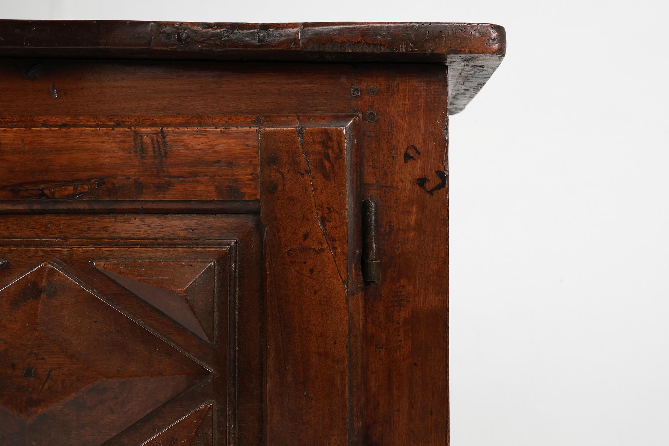 Oak Antique 16th century Spanish carved cabinet in oak For Sale