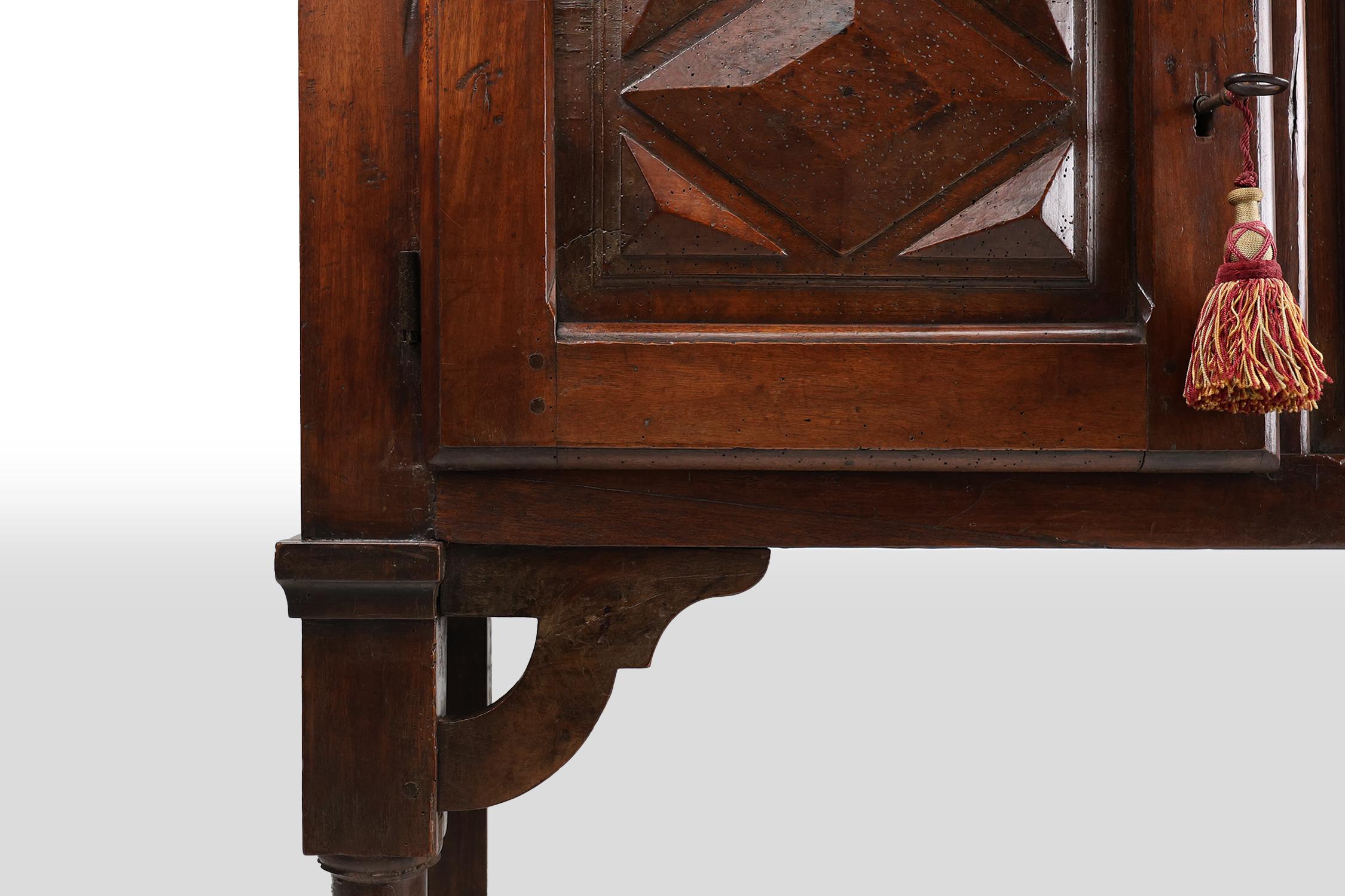 Antique 16th century Spanish carved cabinet in oak For Sale 1
