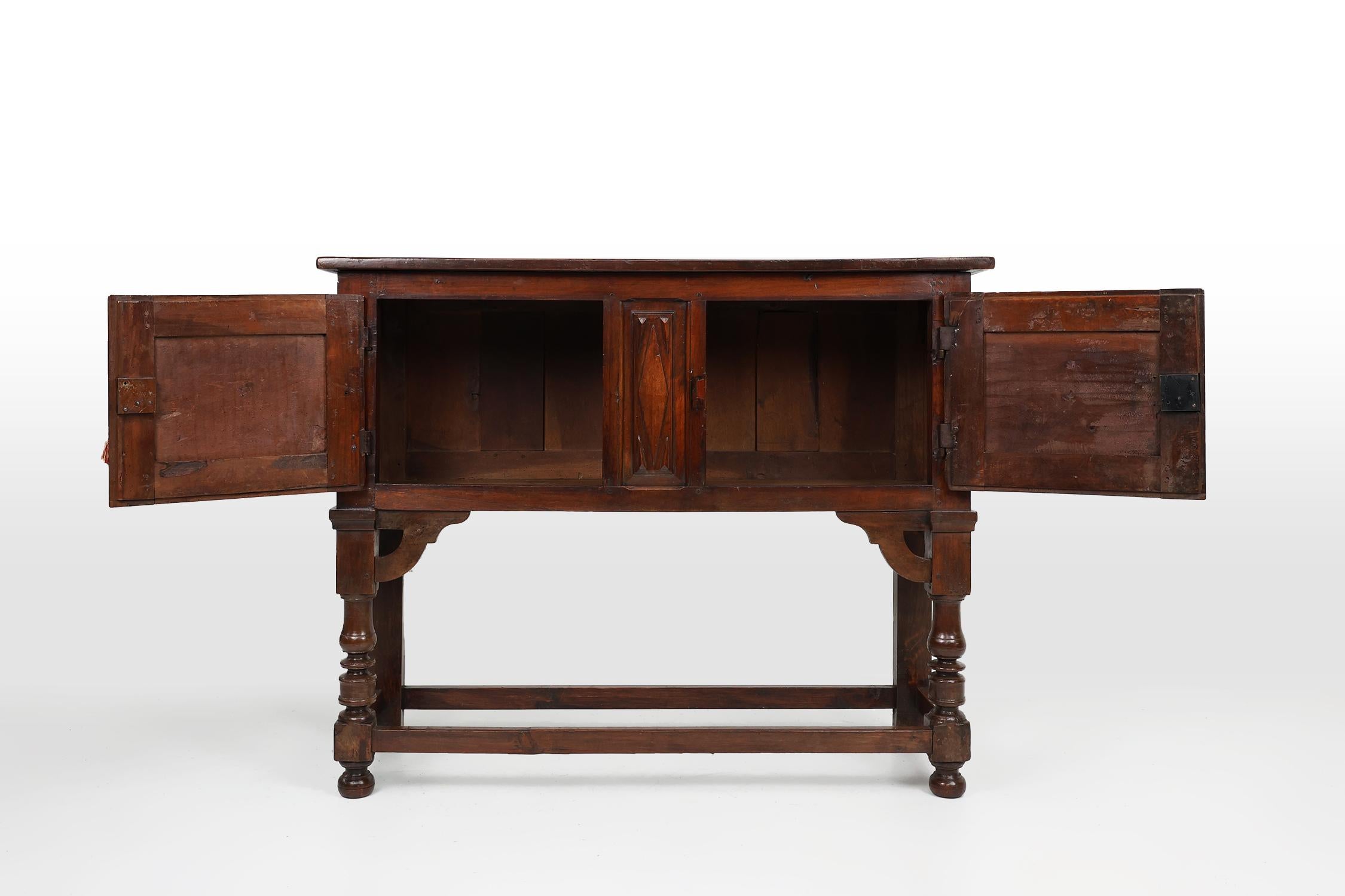 Antique 16th century Spanish carved cabinet in oak For Sale 2