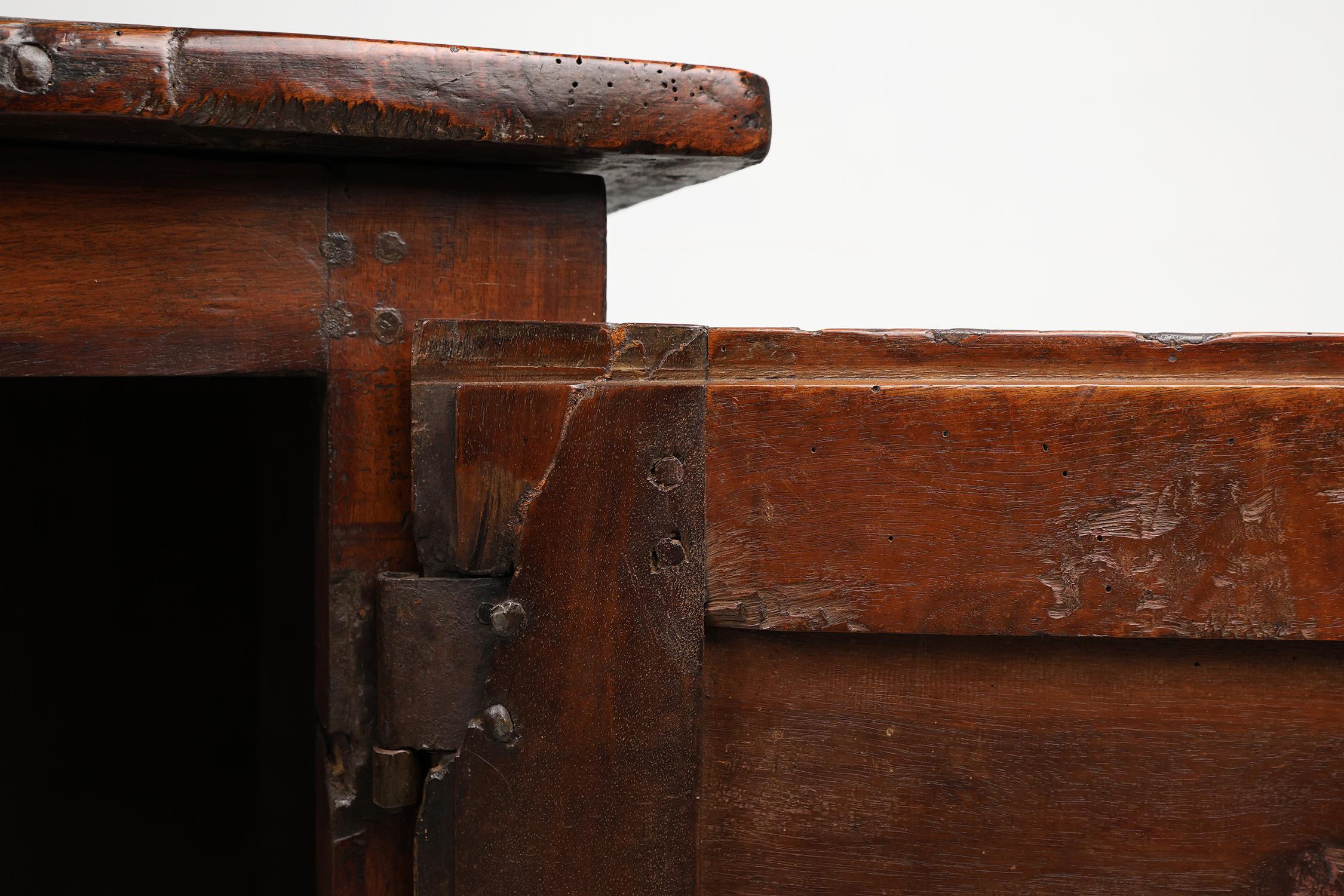 Antique 16th century Spanish carved cabinet in oak For Sale 3