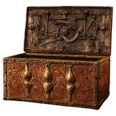 Ancien coffre-fort vénitien du 16ème siècle en fer peint et doré avec clé d'origine