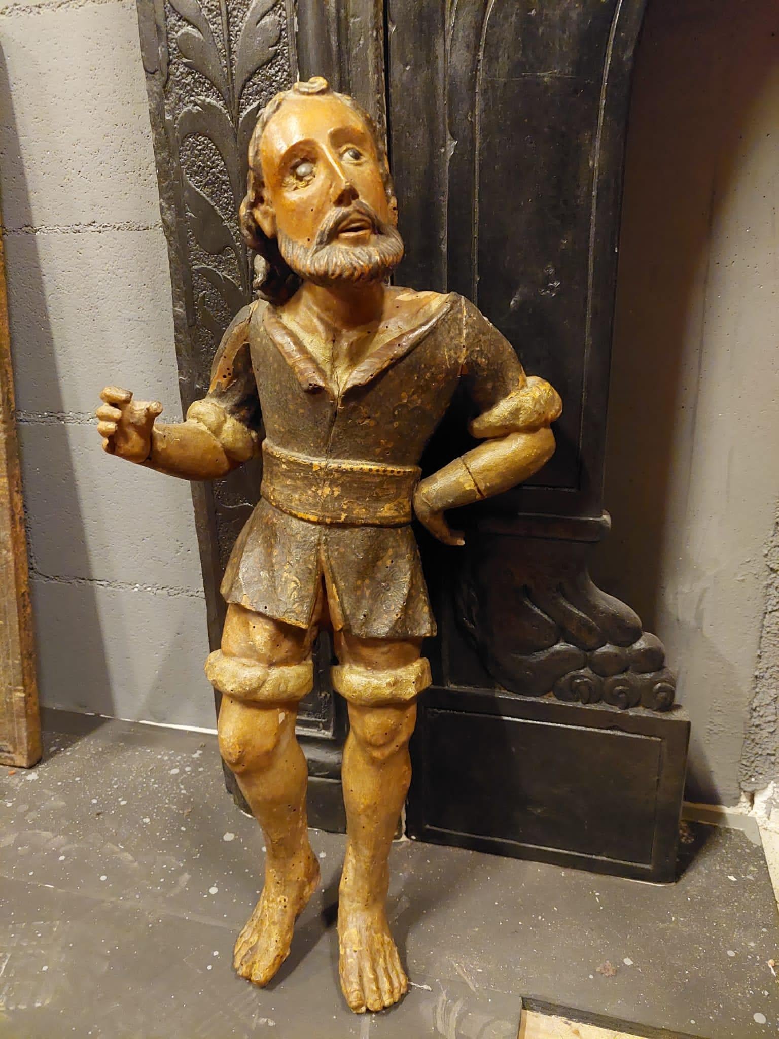 Ancient wooden statue, carved by hand and lacquered, from a very ancient period, sixteenth century, depicting a rural historical character, built by composing statues in a typically Spanish style of the time.
Clothes and hair as a worker, of great