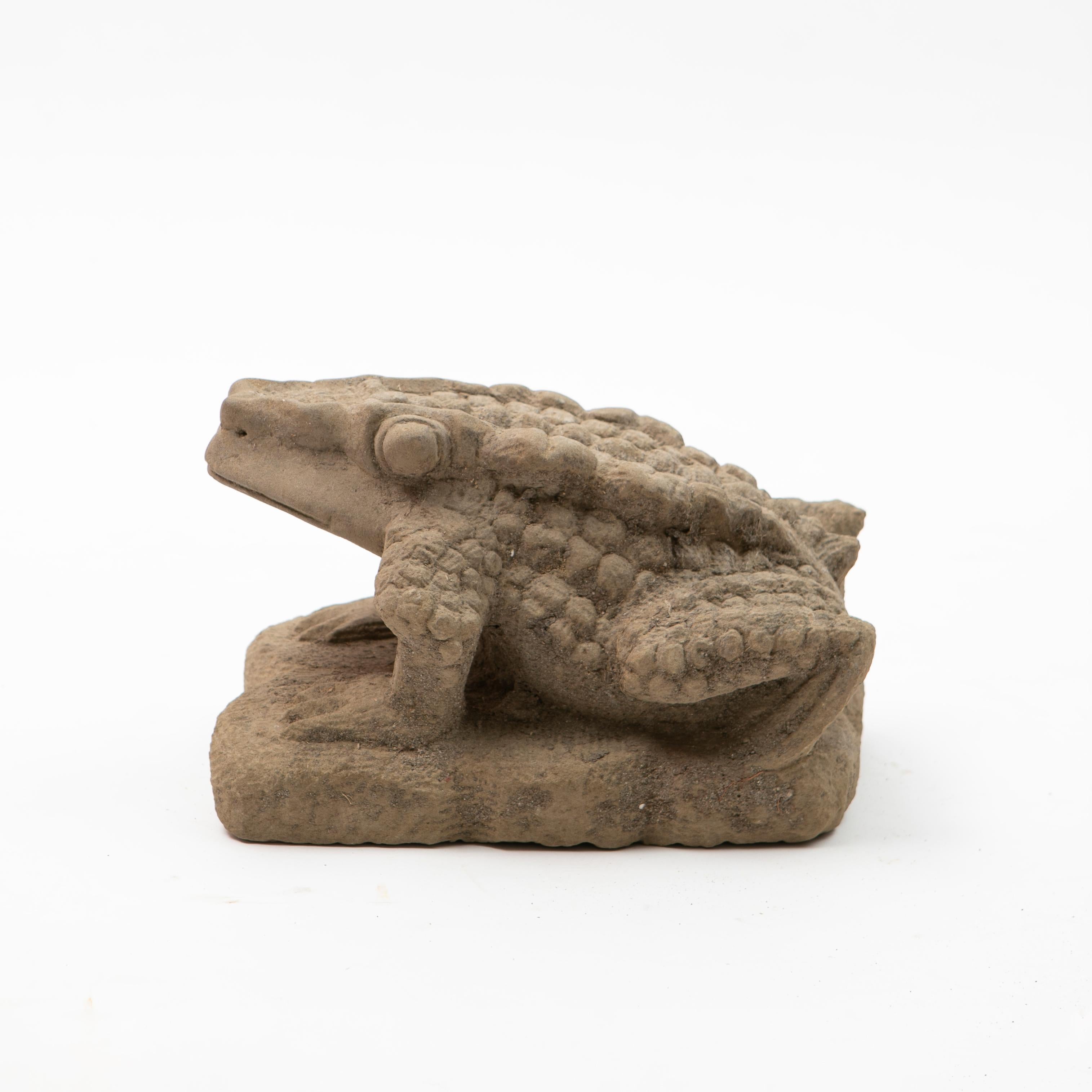 Sculpture en grès sculpté de Birmanie, vieille de 300-400 ans, représentant une grenouille.
De la pagode / du temple en Birmanie, 17-18ème siècle.

Provenant de la succession d'un collectionneur danois. 

Intacte et dans son état d'origine avec