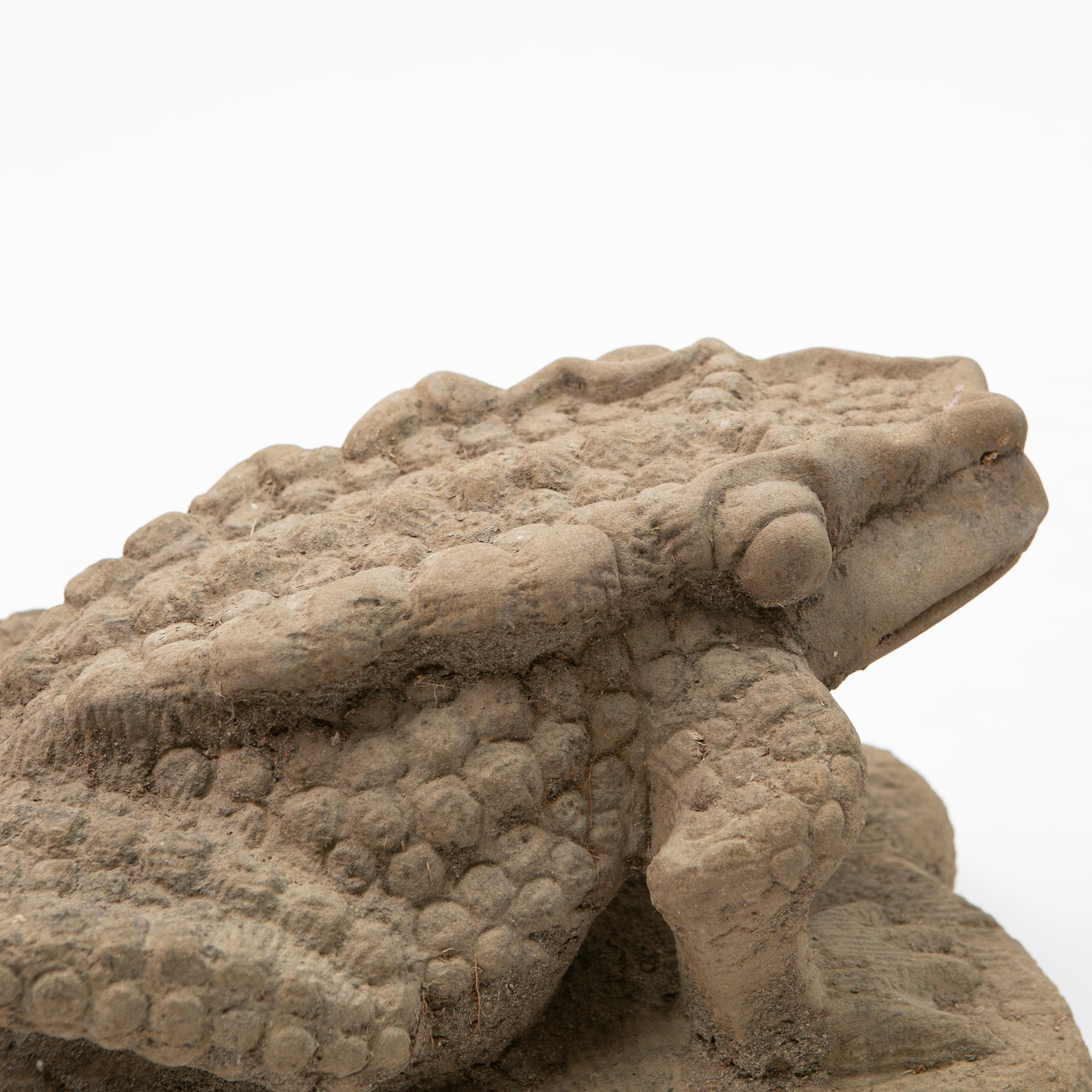 Sculpté à la main 17-18ème Ctr. Sculpture de grenouille en grès sculpté en vente