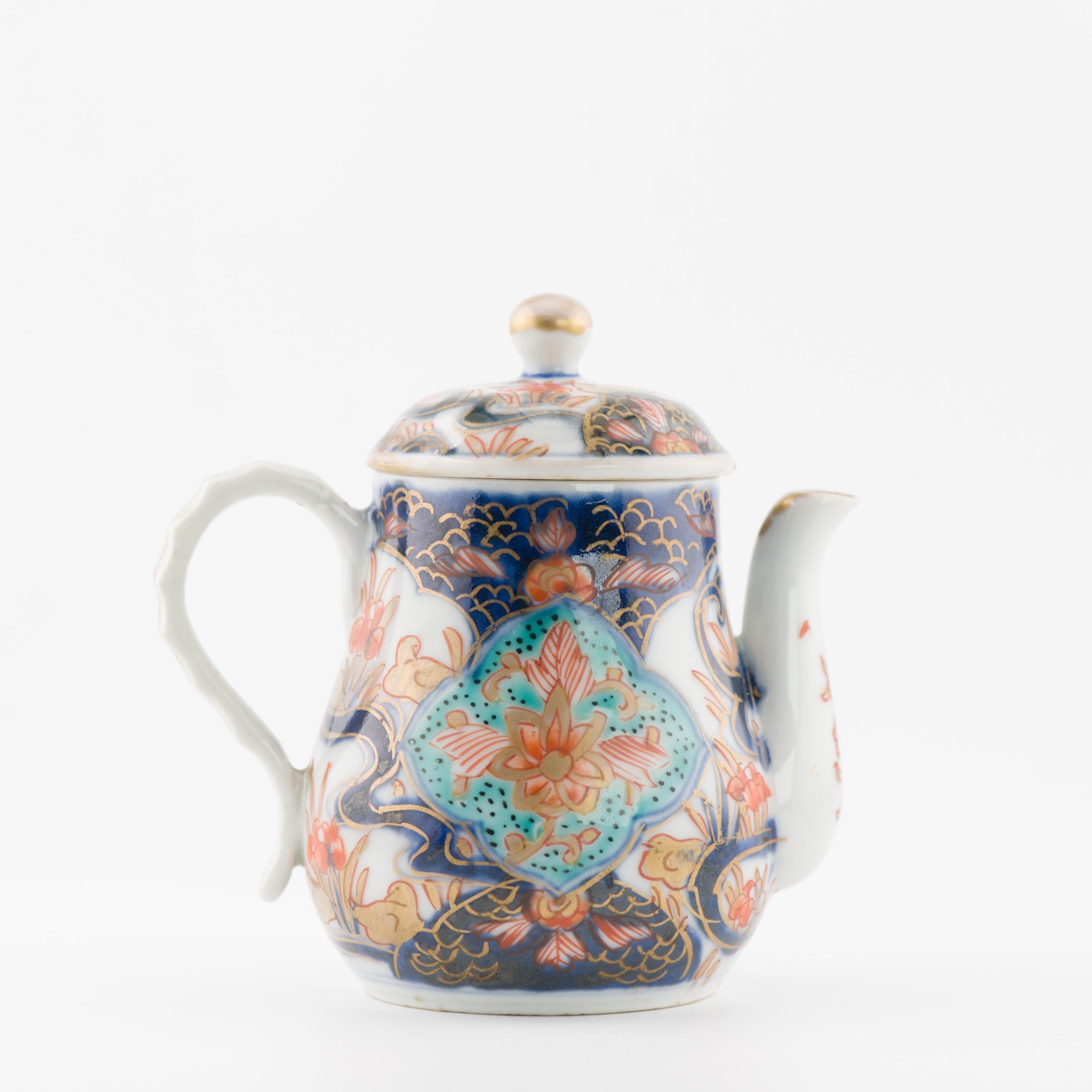 Descrizione

Condivido con te questo dolcissimo vaso o brocca con coperchio con una fantastica decorazione a fiori e uccelli in stile imari. Anche il colore blu/verdastro del corpo centrale è molto bello.

Condit: 1 o 2 piccole macchie/frantumi solo
