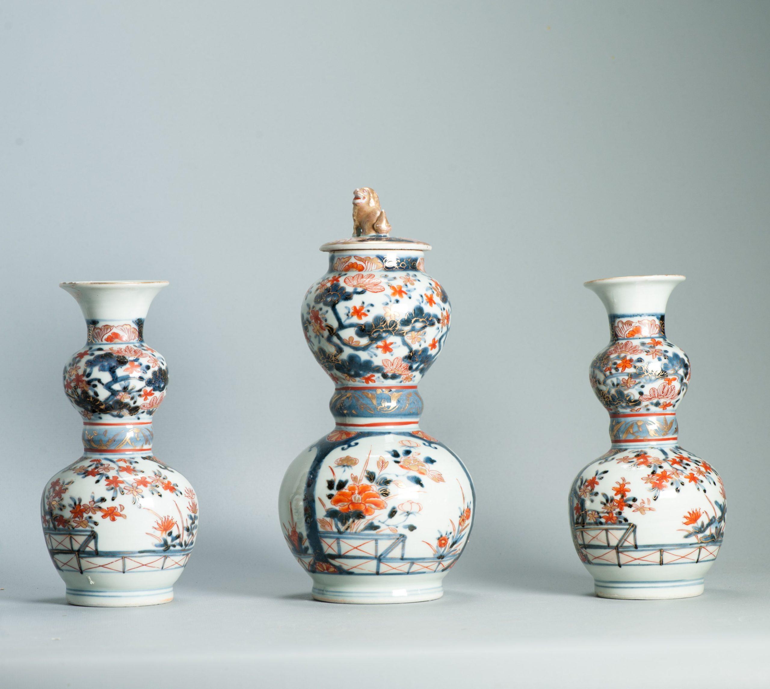 Description
Belle garniture en porcelaine japonaise d'Arita composée de 3 vases, dont 1 avec couvercle.
La qualité de la peinture et la forme sont de très grande qualité. Il existe une garniture similaire composée de 5 pièces illustrées et décrites