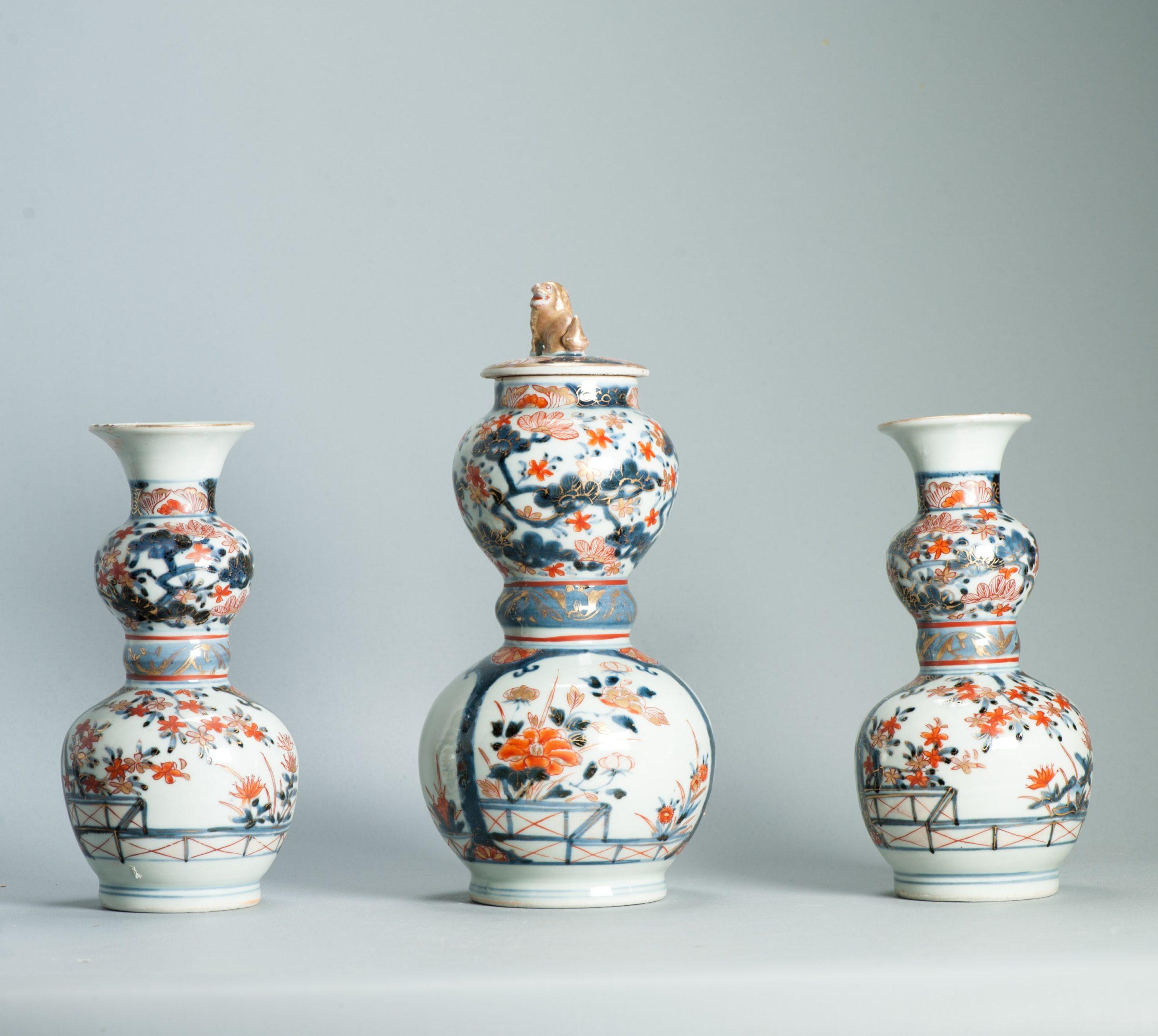 Japonais Ancienne 1700-1720 Porcelaine japonaise Imari Edo Garniture Vase Fleurs Shishi en vente