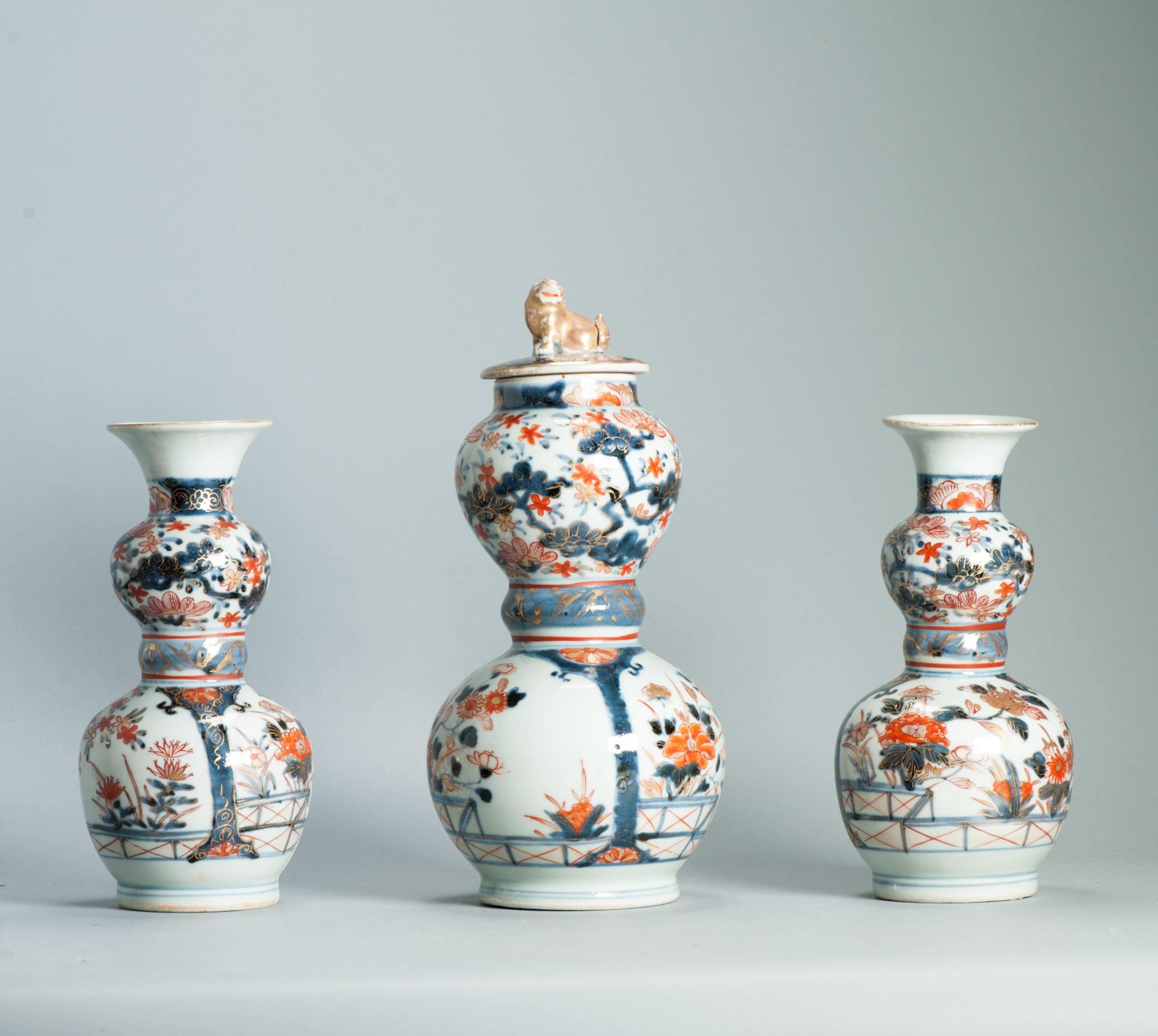 Ancienne 1700-1720 Porcelaine japonaise Imari Edo Garniture Vase Fleurs Shishi État moyen - En vente à Amsterdam, Noord Holland