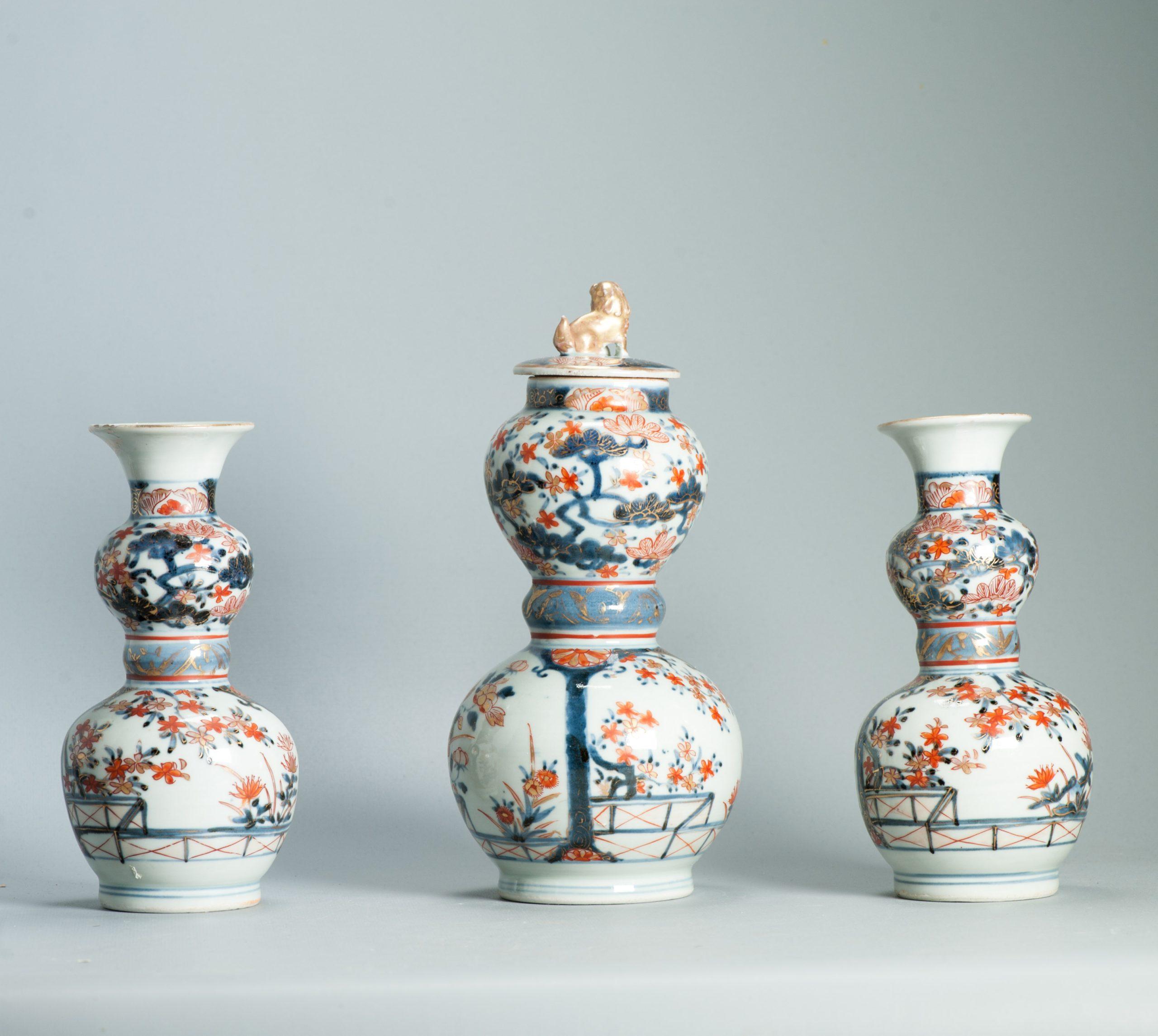 XVIIIe siècle Ancienne 1700-1720 Porcelaine japonaise Imari Edo Garniture Vase Fleurs Shishi en vente