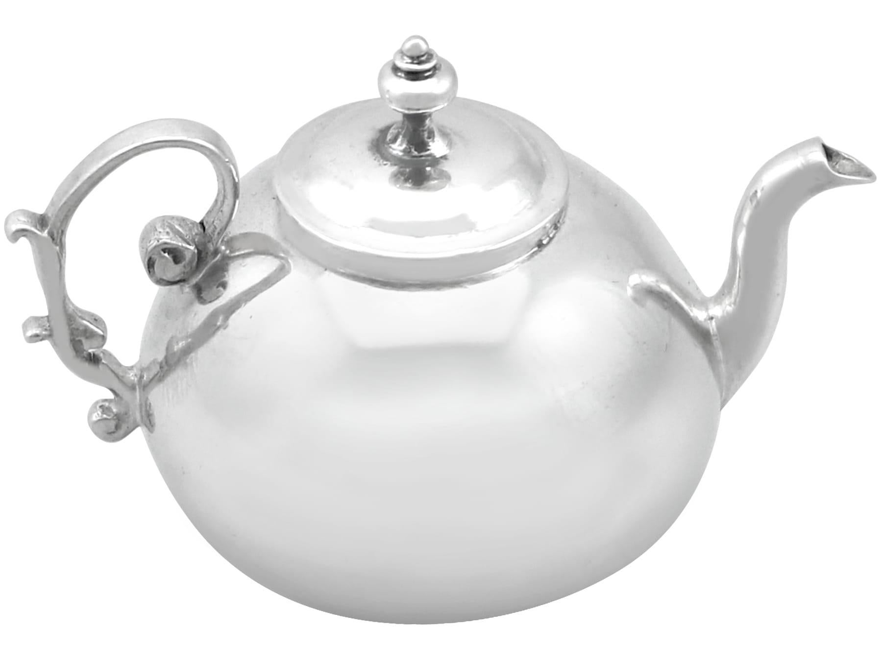 Antique 1700s Silver Miniature Teapot  In Excellent Condition For Sale In Jesmond, Newcastle Upon Tyne