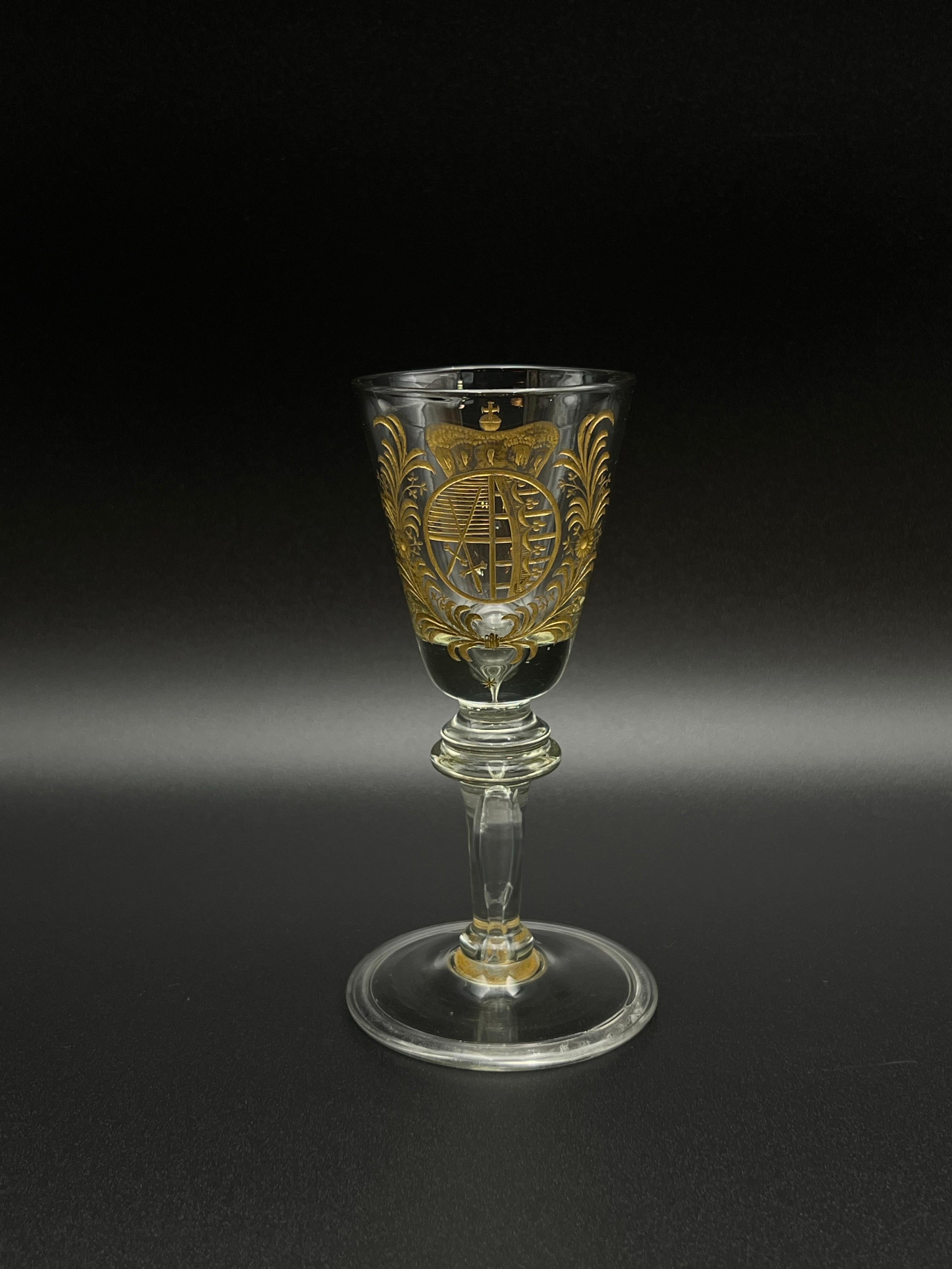 Copa de vino antigua de 1700 con grabado - Escudo de armas Hecho a mano en venta