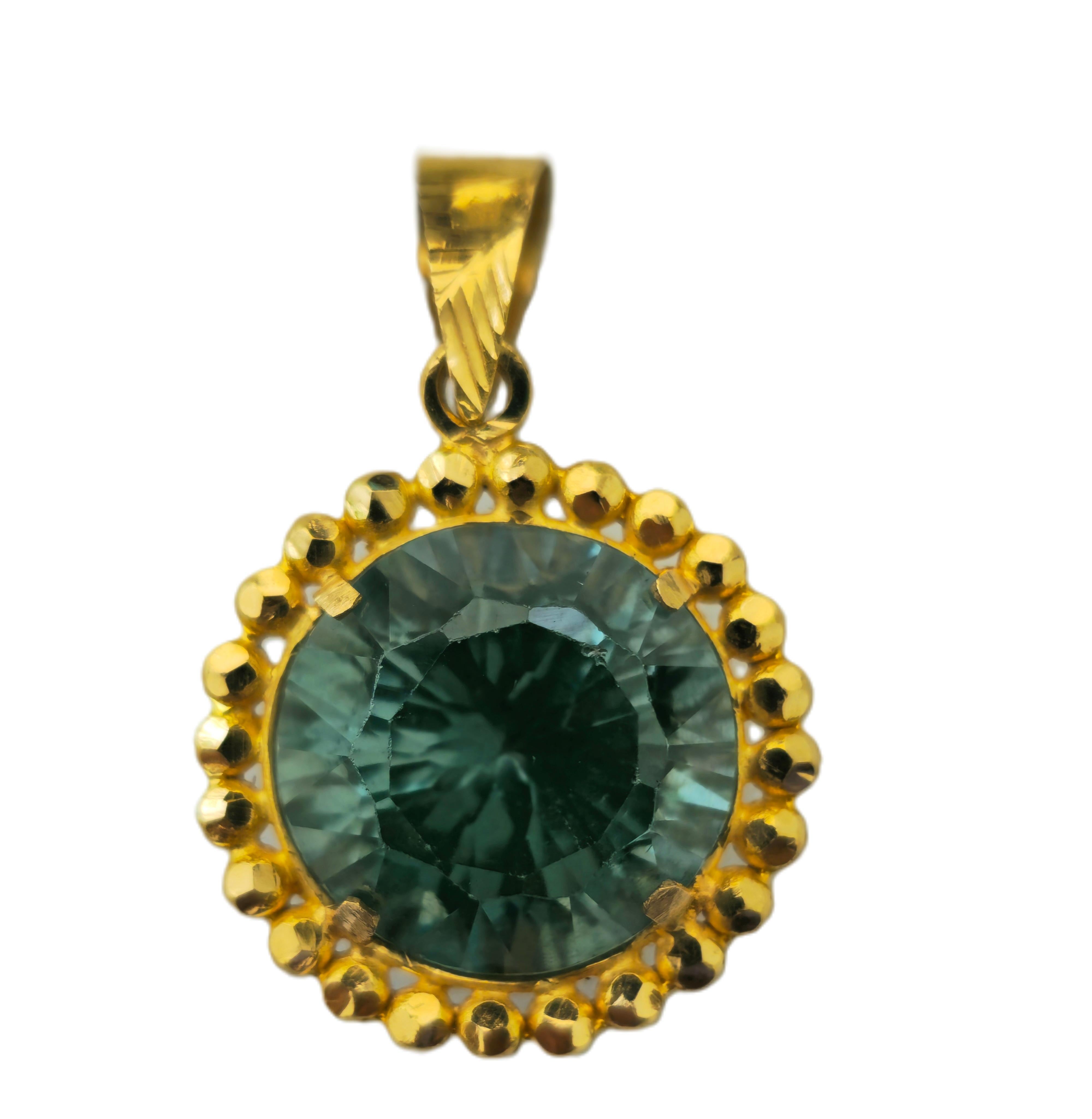 Coulée dans de l'or jaune 22k radieux, ce pendentif antique met en valeur un fascinant péridot vert de 17,04 carats, taillé en rond, provenant des profondeurs de la terre. Avec un poids total de 8,10 grammes et des dimensions de 1,37 x 0,87 pouces,