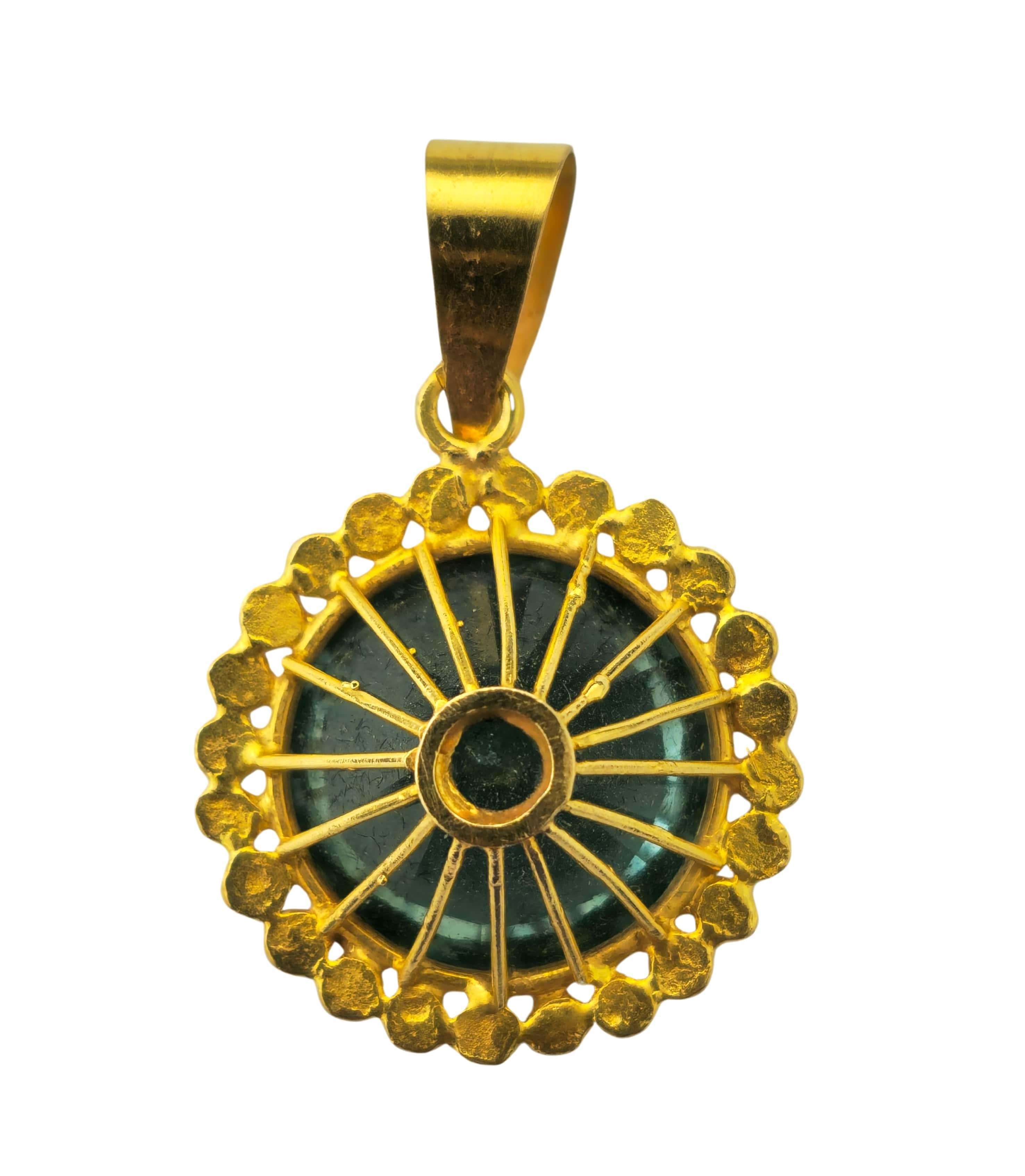 Taille ronde Pendentif ancien en or 22 carats avec péridot vert de 17,04 carats en vente