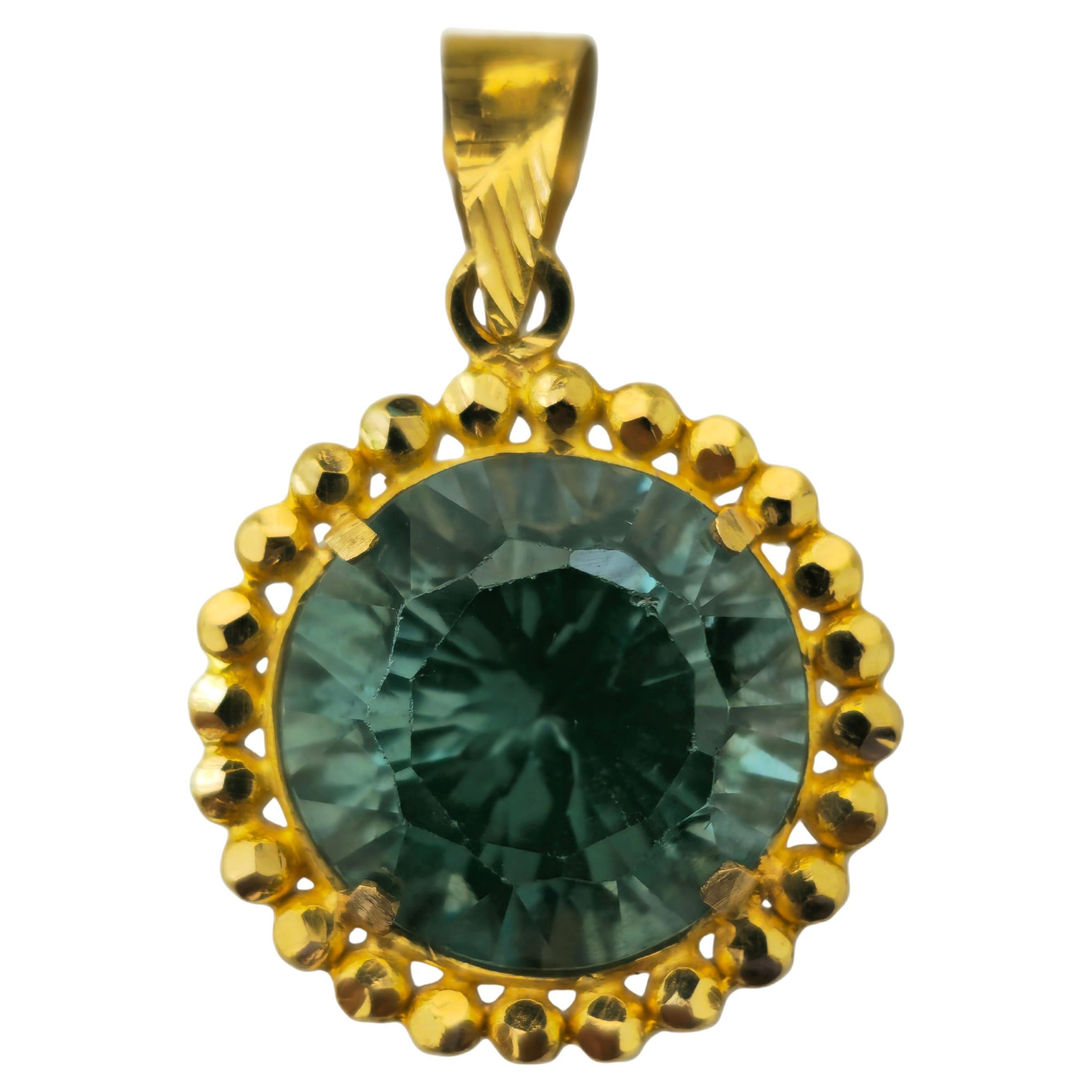 Colgante antiguo de peridoto verde de 17,04 quilates en oro de 22 quilates