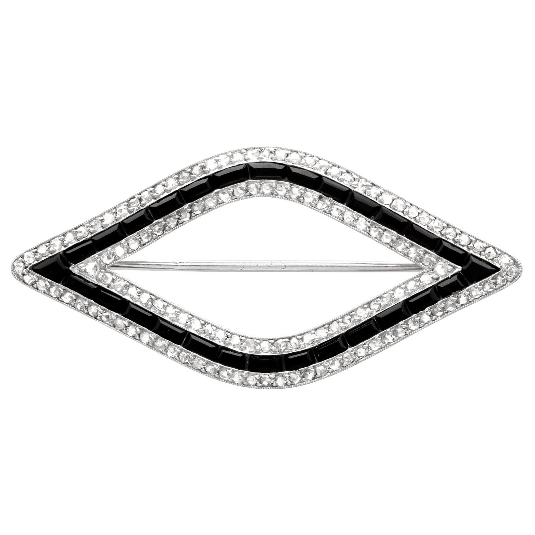 Antiquité 1.70Ct Black Onyx et 2.20Ct Diamond, Platinum Cartier Brooch Circa 1925