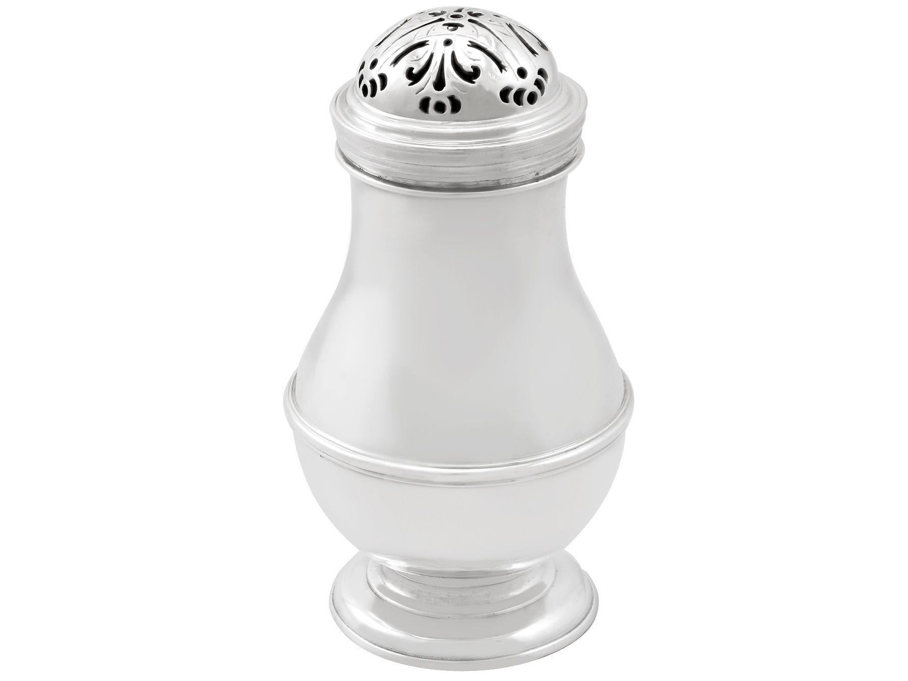 An exceptional, fine and impressive, large antique Georgian Britannia standard silver pepper Shaker; an addition to our silver cruets/condiments collection.

This exceptional antique Georgian Britannia standard* silver pepper Shaker has a plain